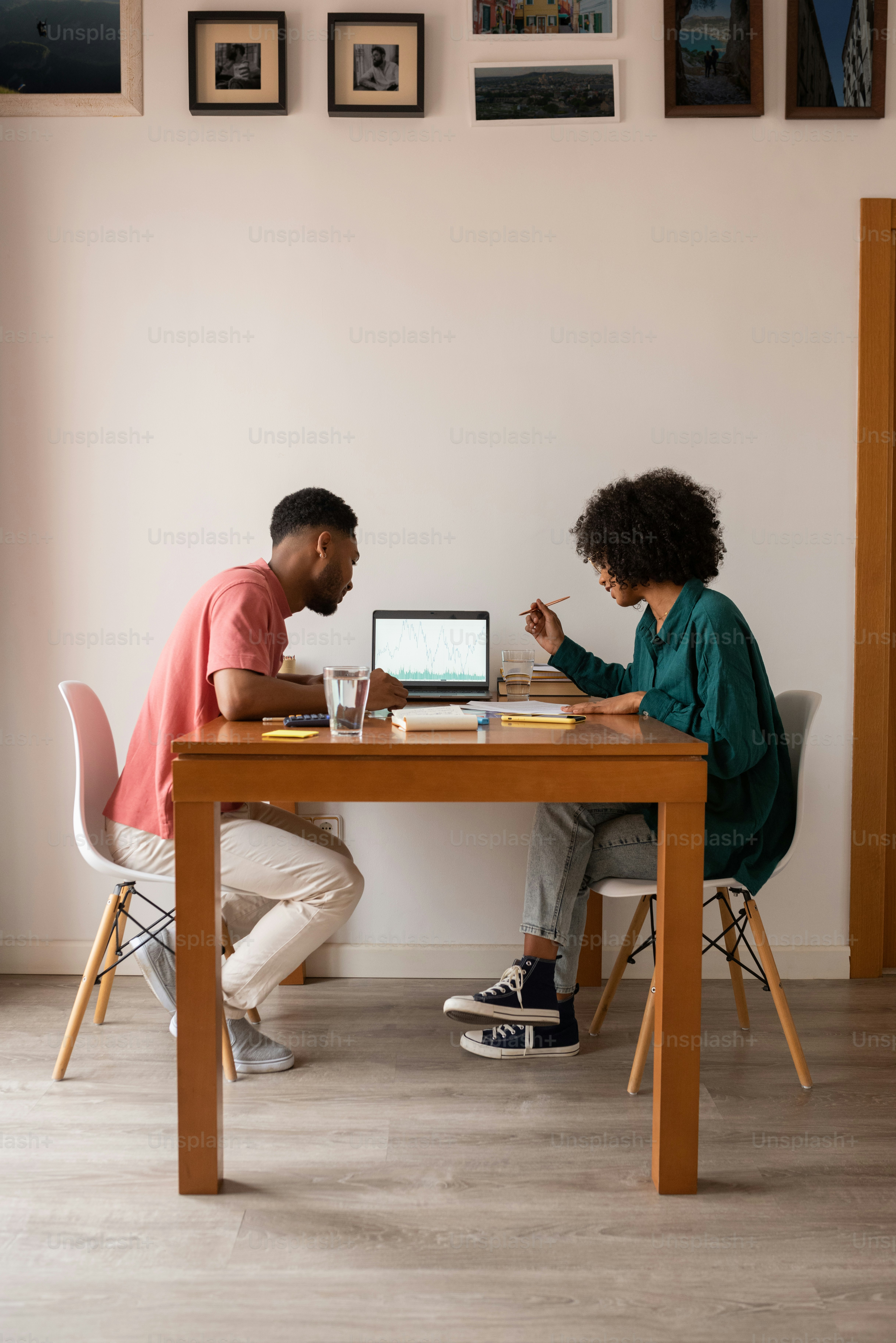 un uomo e una donna seduti a un tavolo