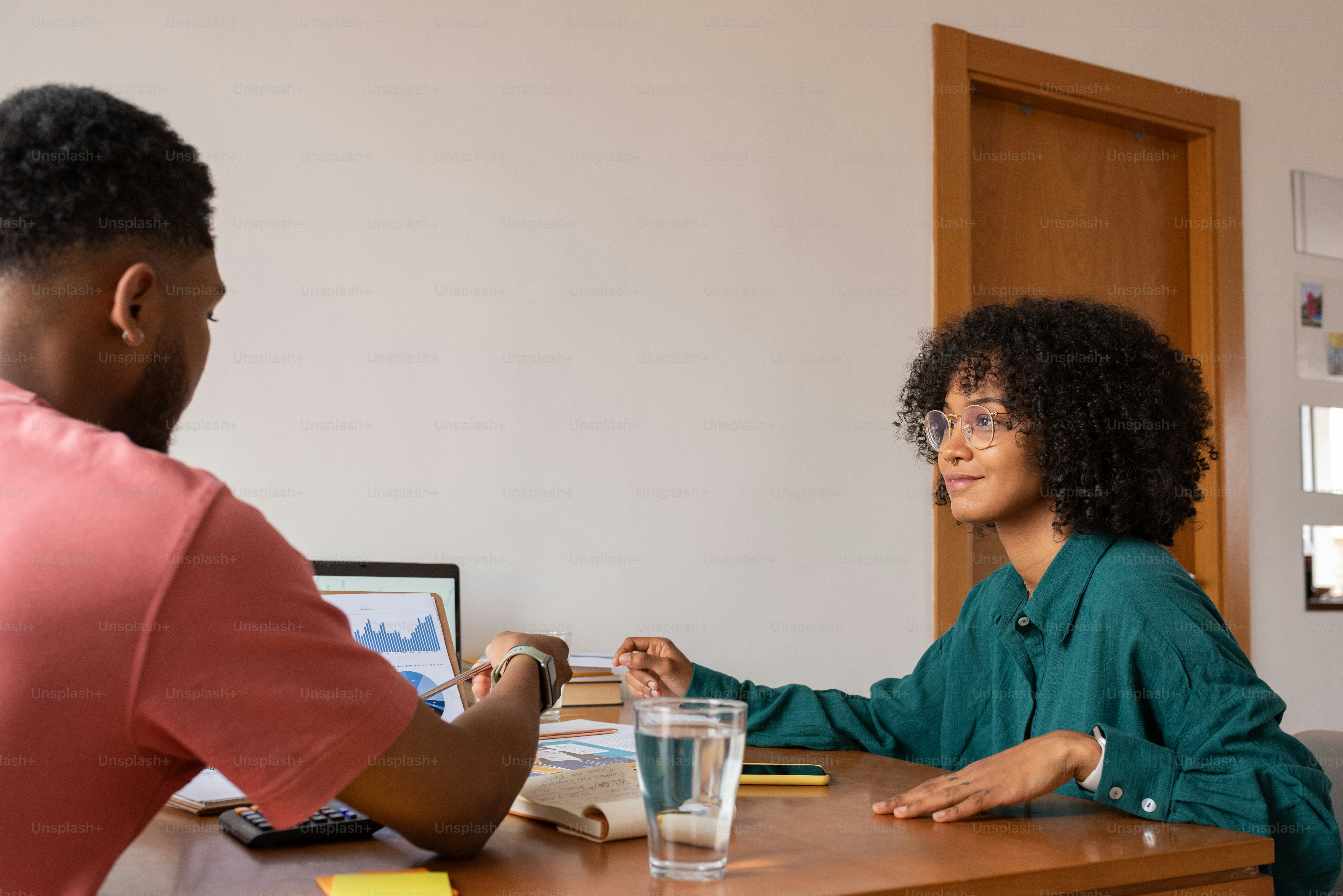 Un hombre y una mujer sentados en una mesa