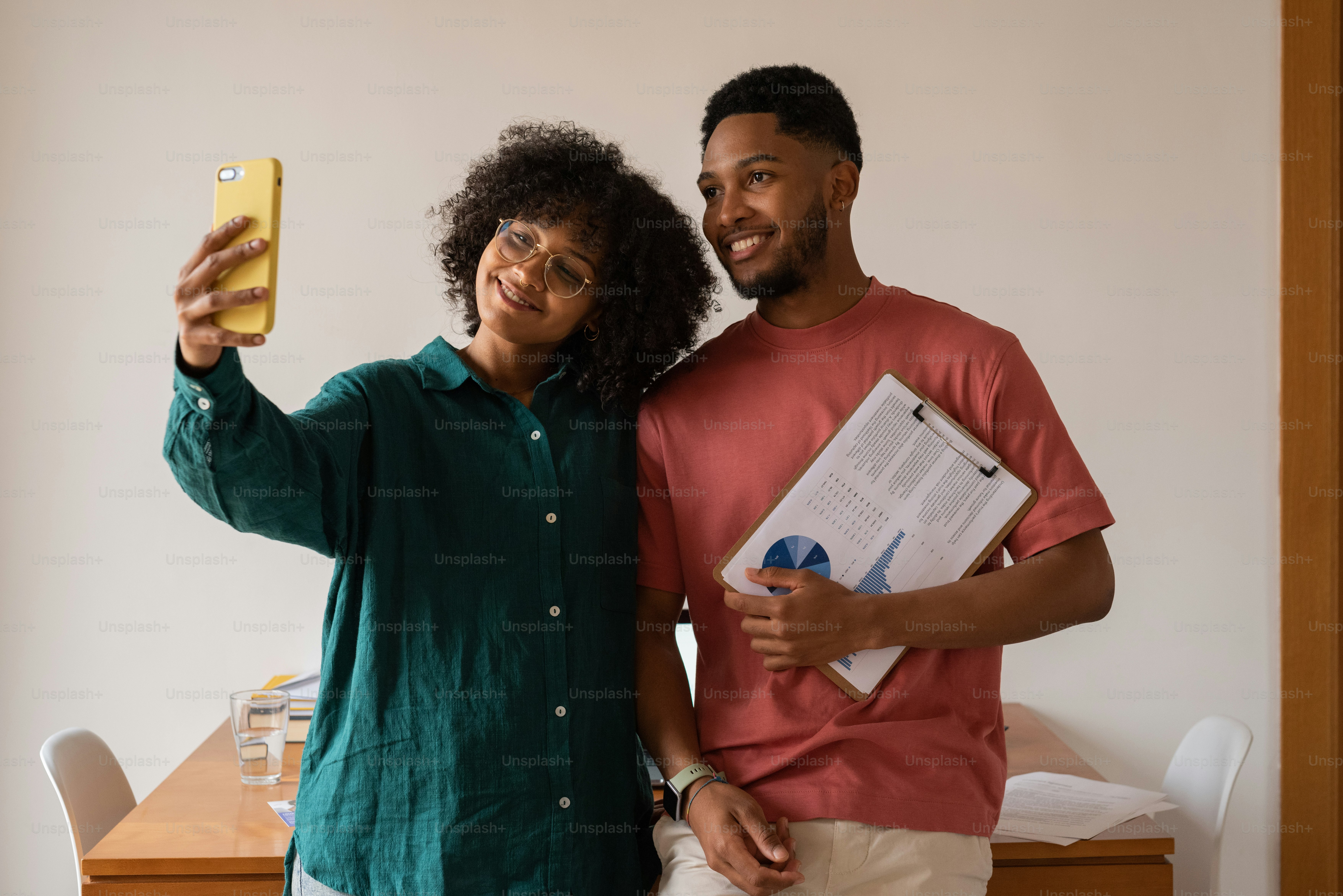 Un uomo e una donna che scattano un selfie con un telefono cellulare
