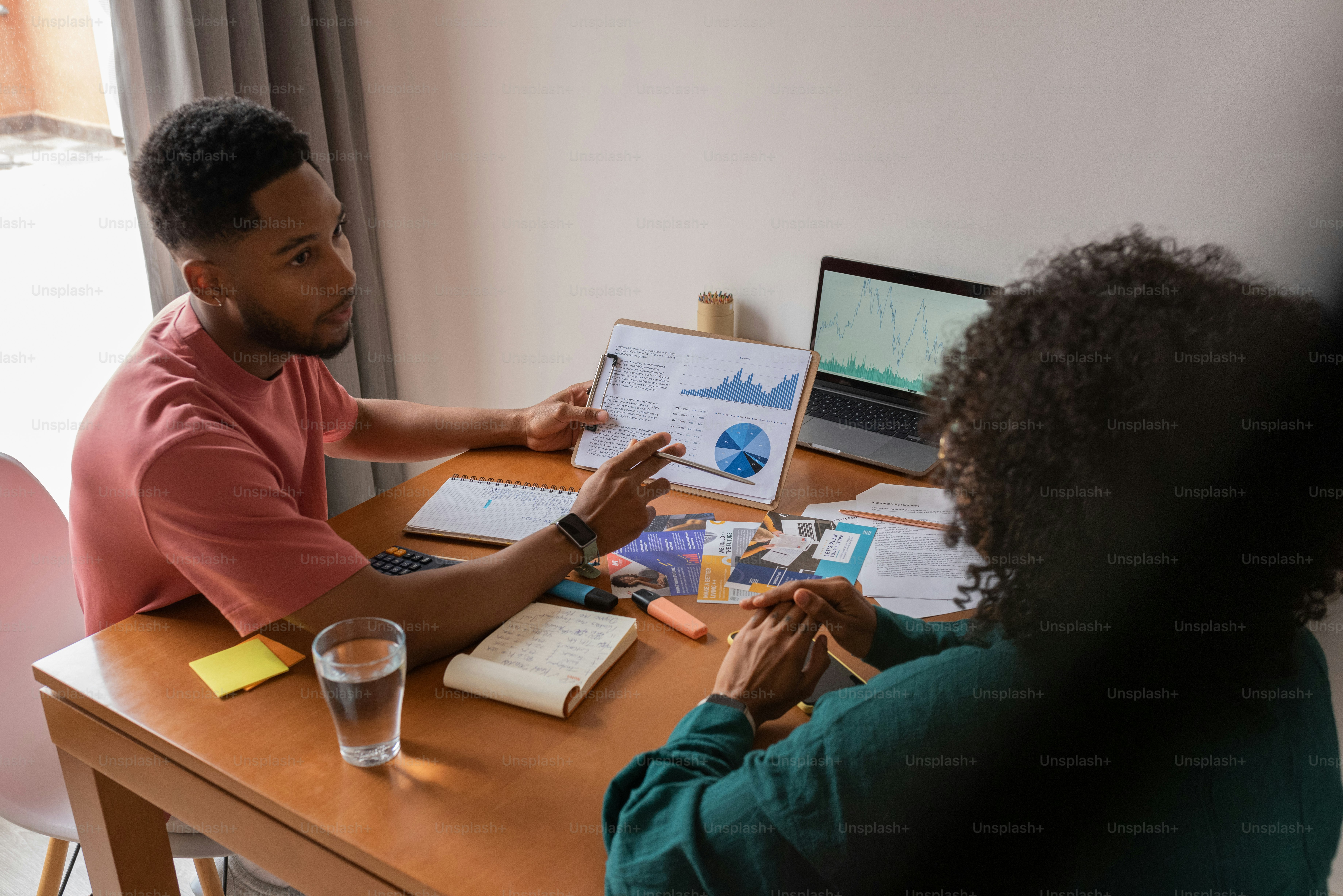 un paio di persone sedute a un tavolo di legno