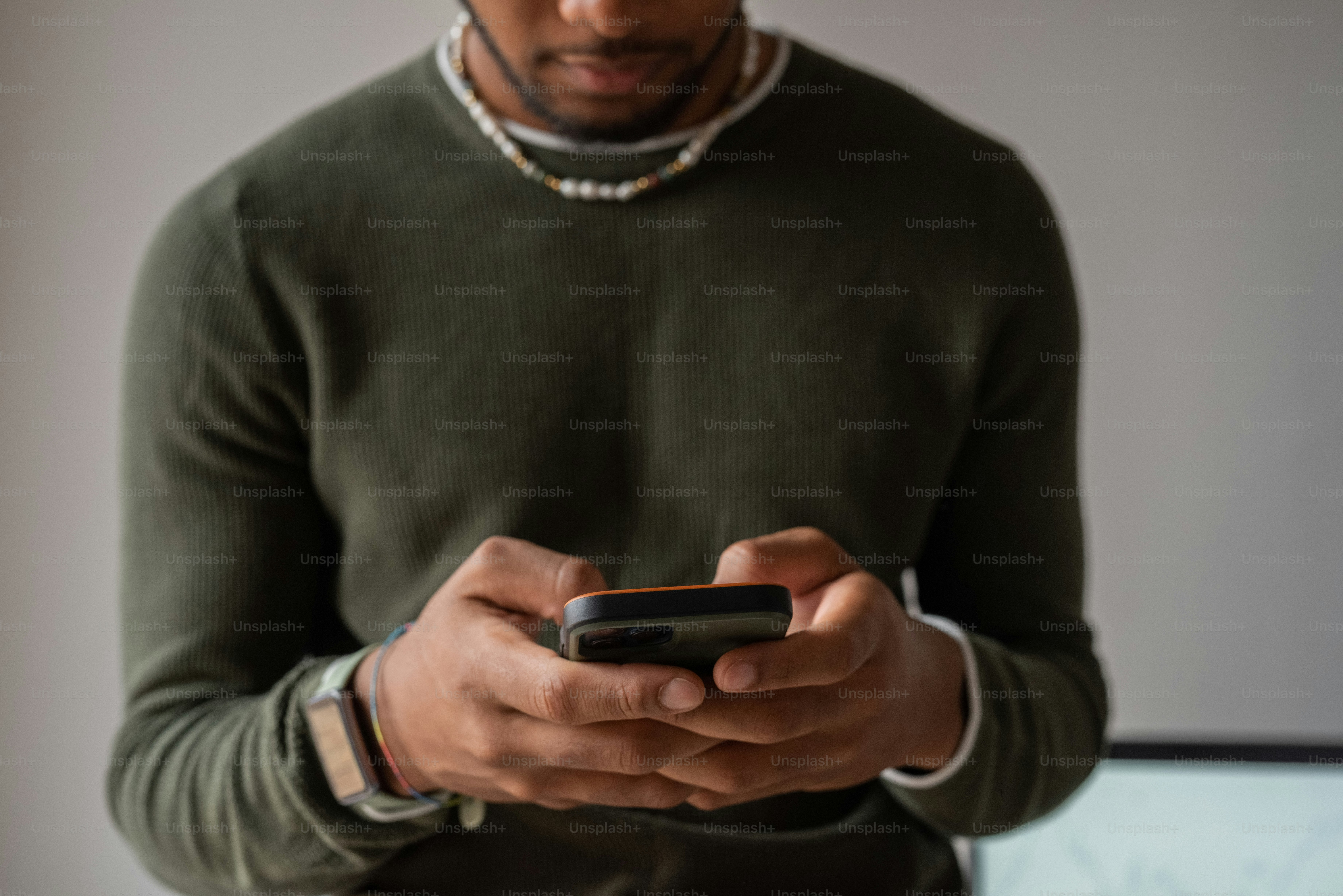 Un hombre sosteniendo un teléfono inteligente en sus manos