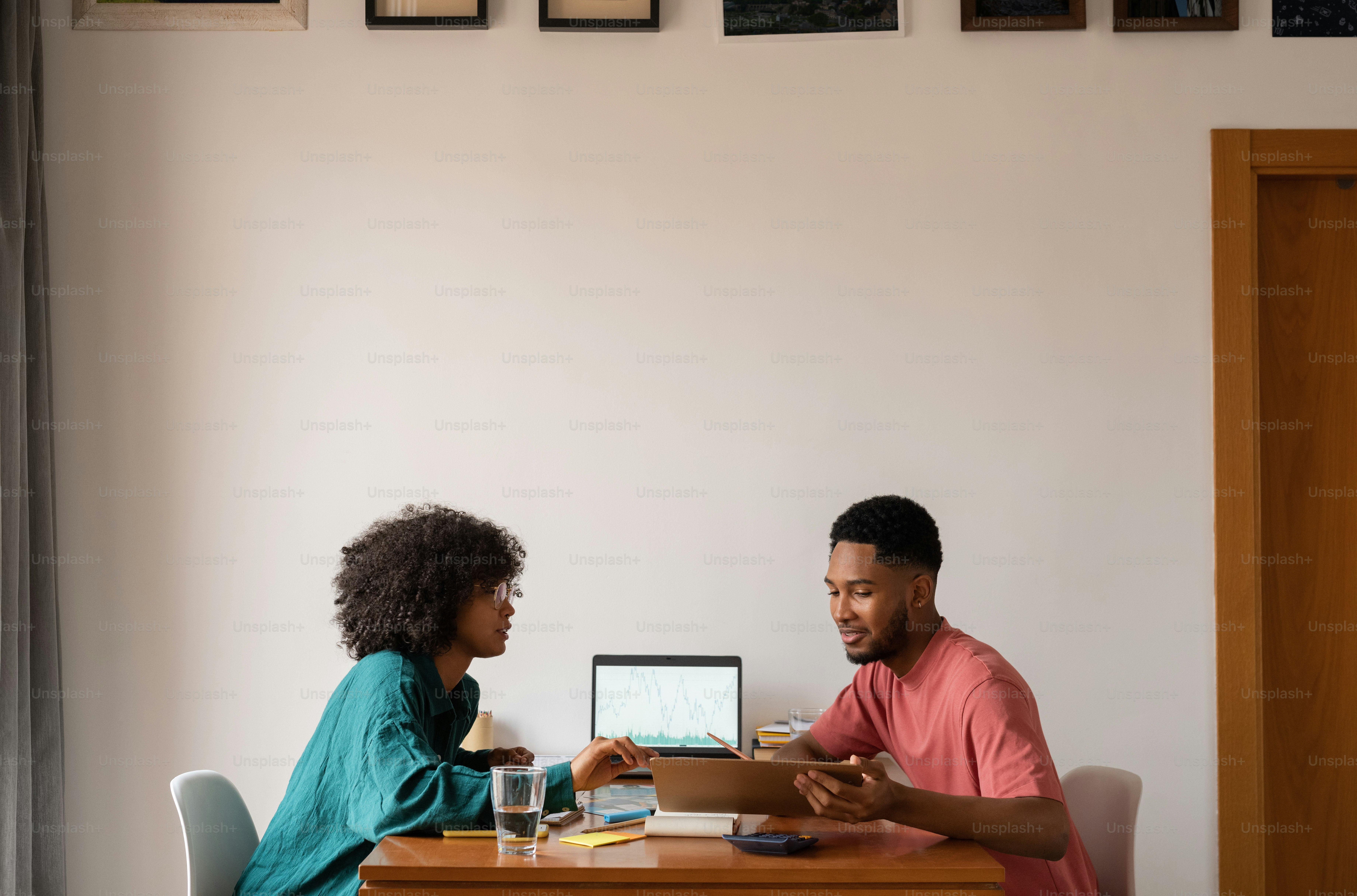 um homem e uma mulher sentados à mesa