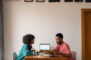 ein mann und eine frau, sitzen an einem tisch