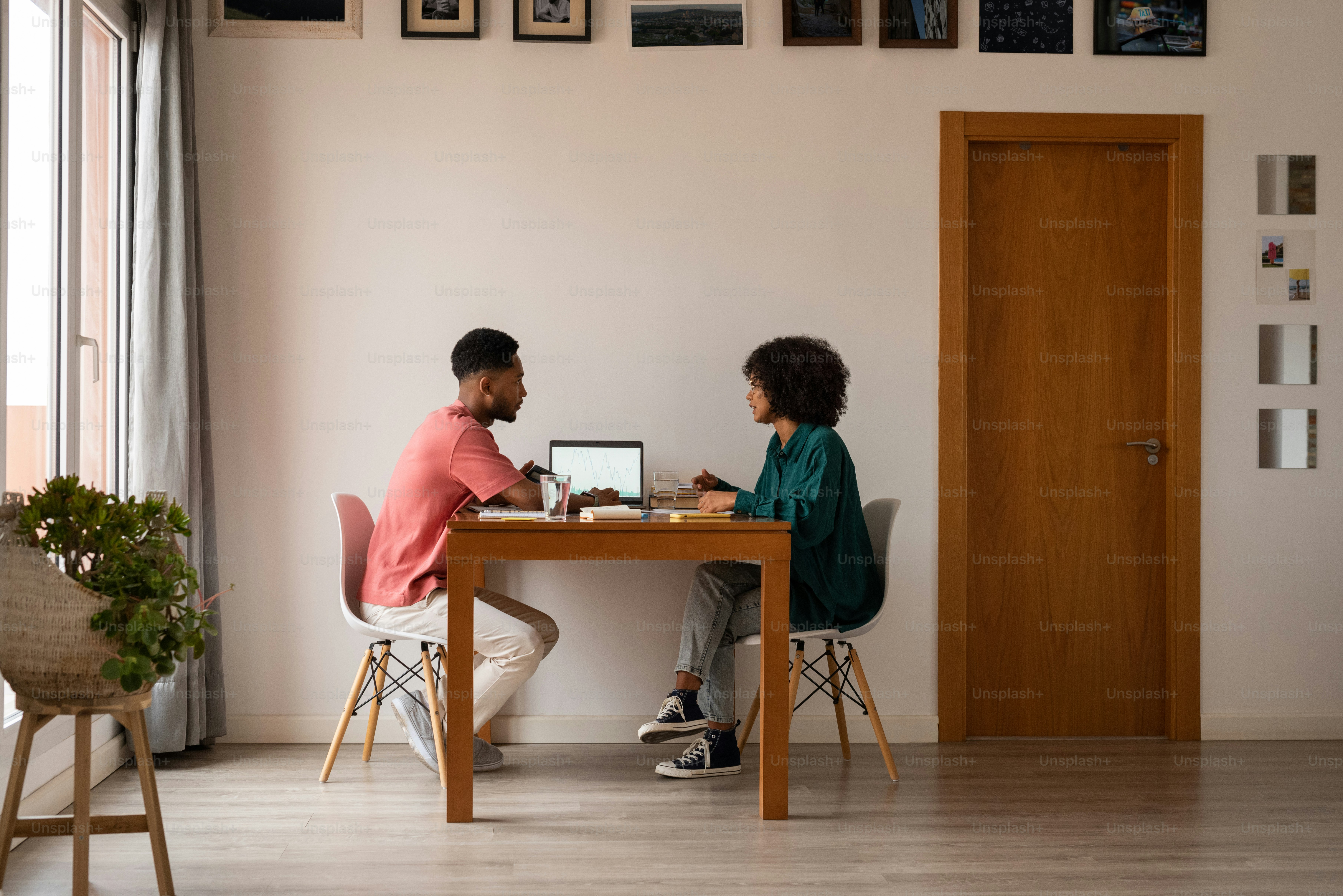 Un hombre y una mujer sentados en una mesa