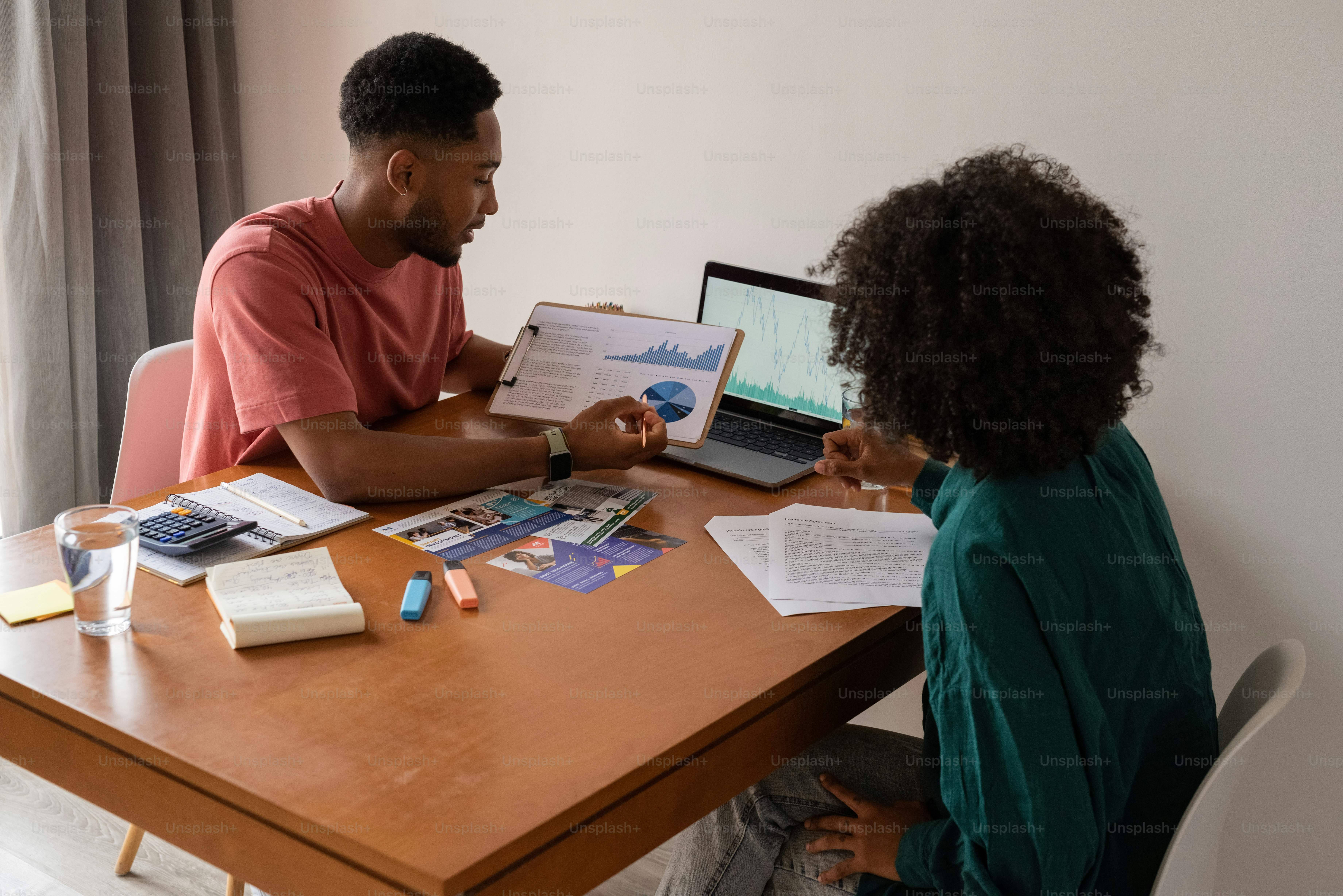 um homem e uma mulher sentados à mesa