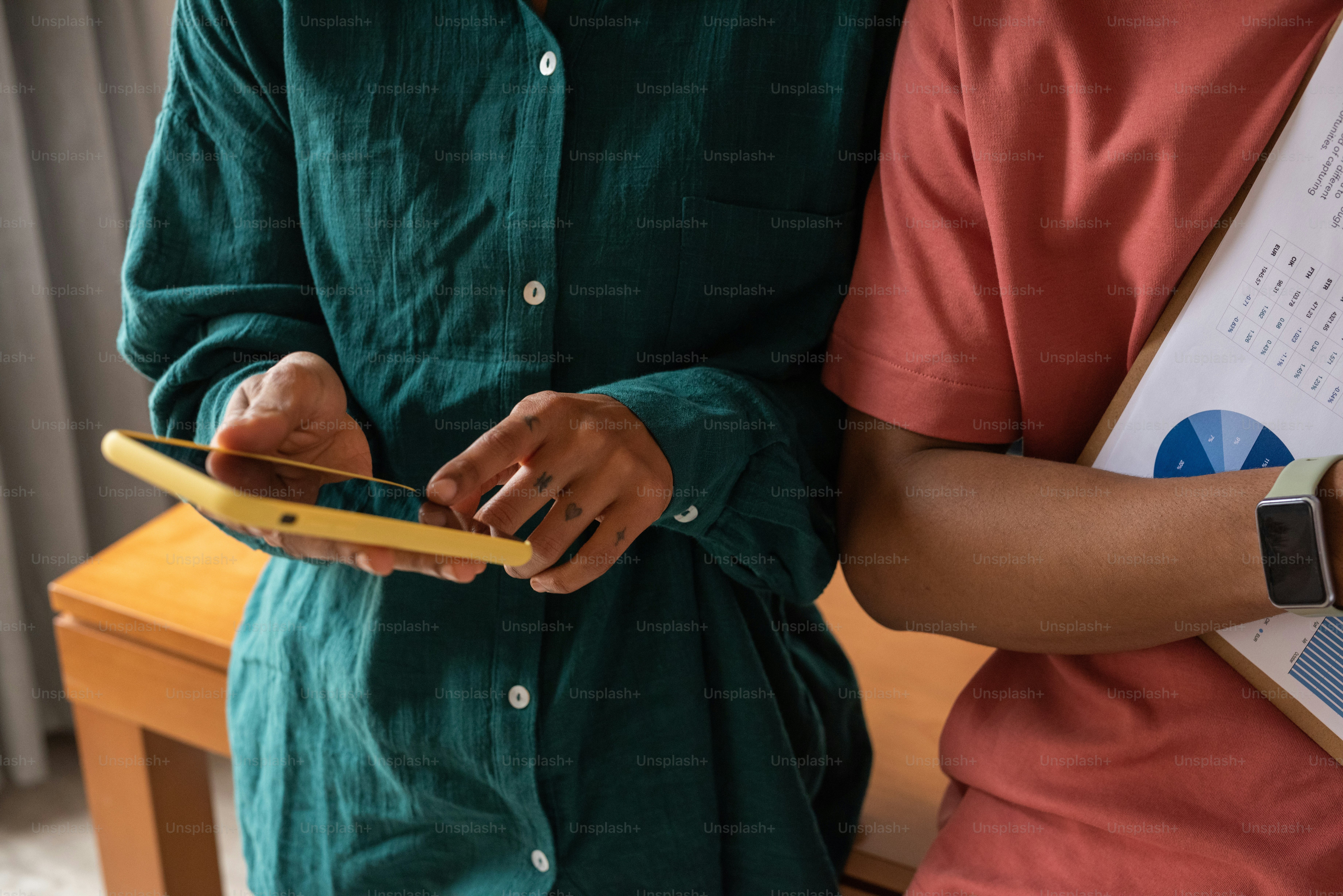 um par de pessoas em pé um ao lado do outro