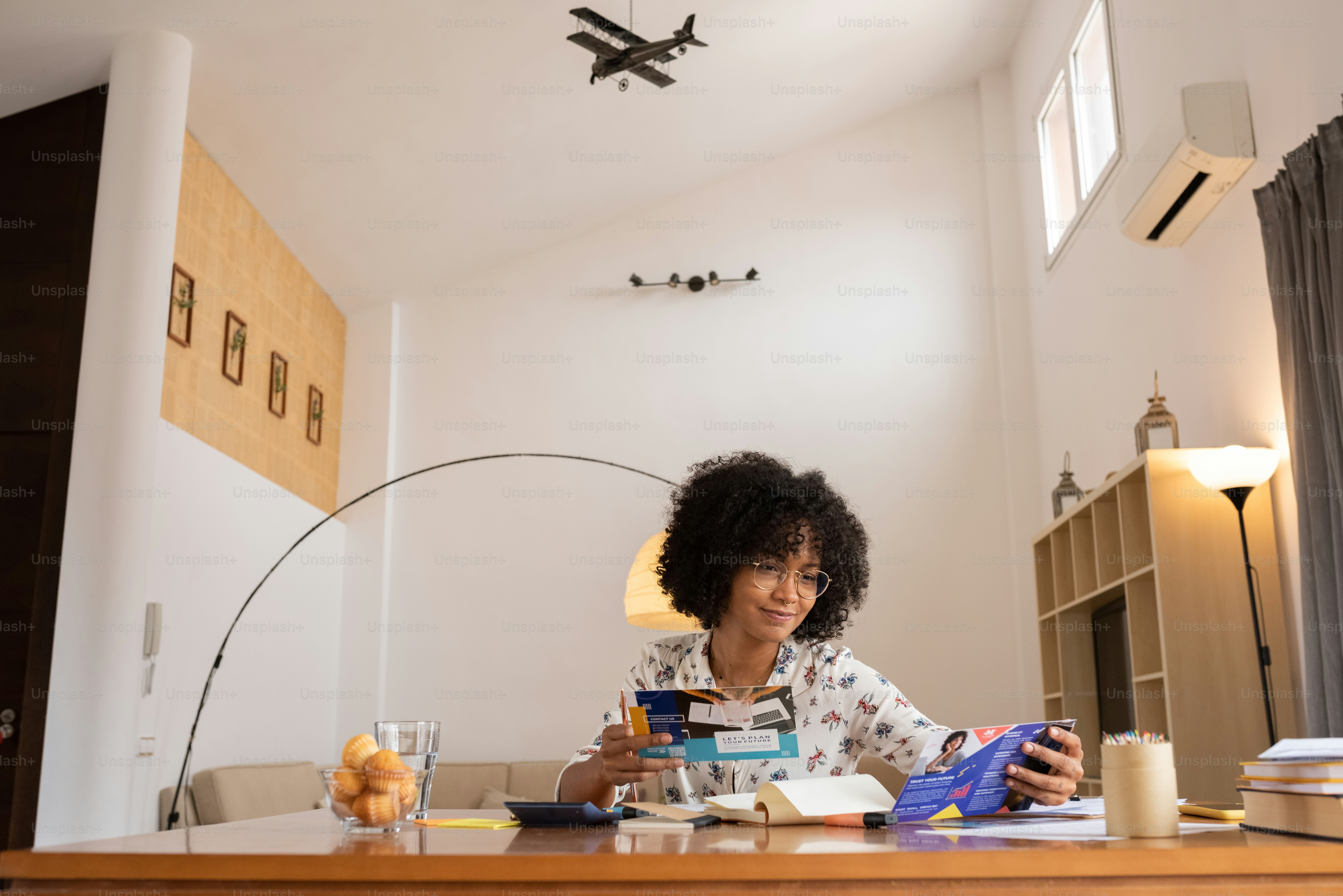 本を持ってテーブルに座っている女性