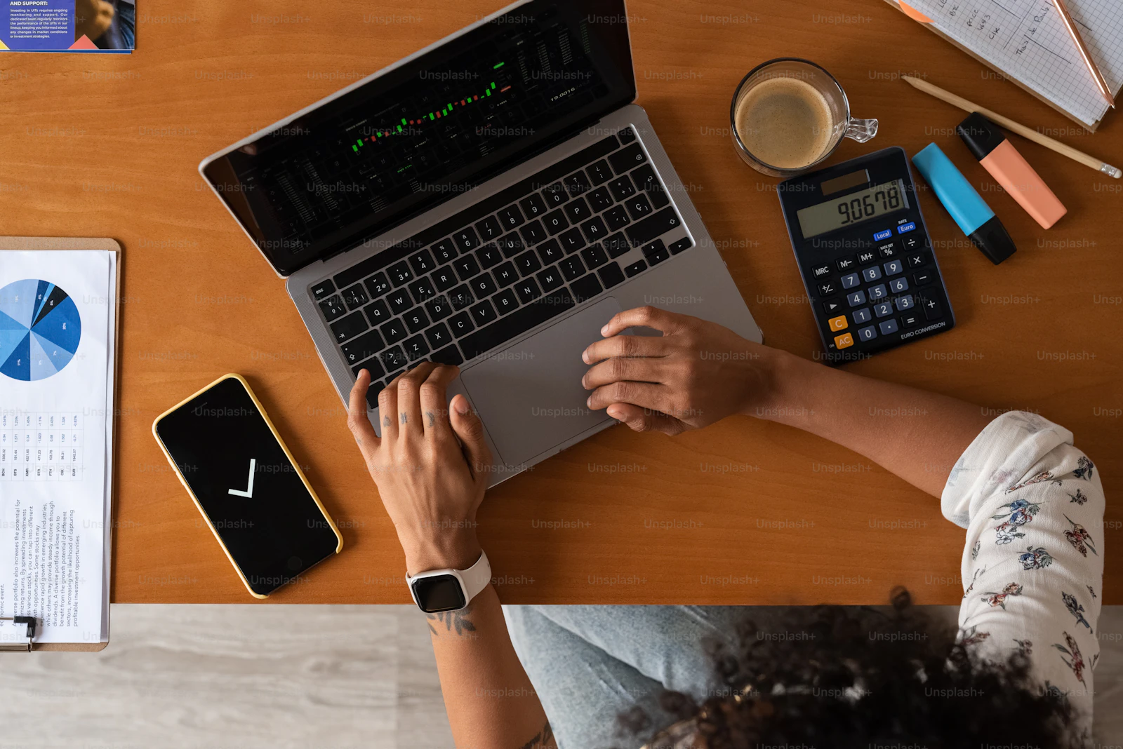 Personne tapant sur un ordinateur portable dans un contexte de travail SEO en solo