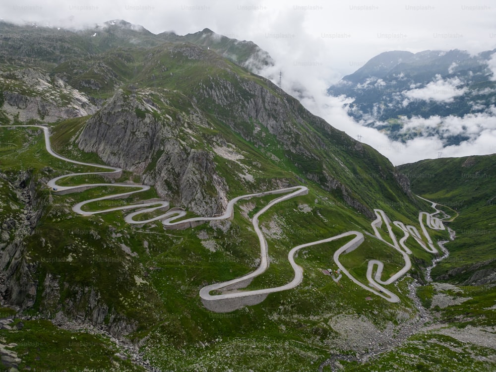 Una strada tortuosa in montagna in una giornata nuvolosa