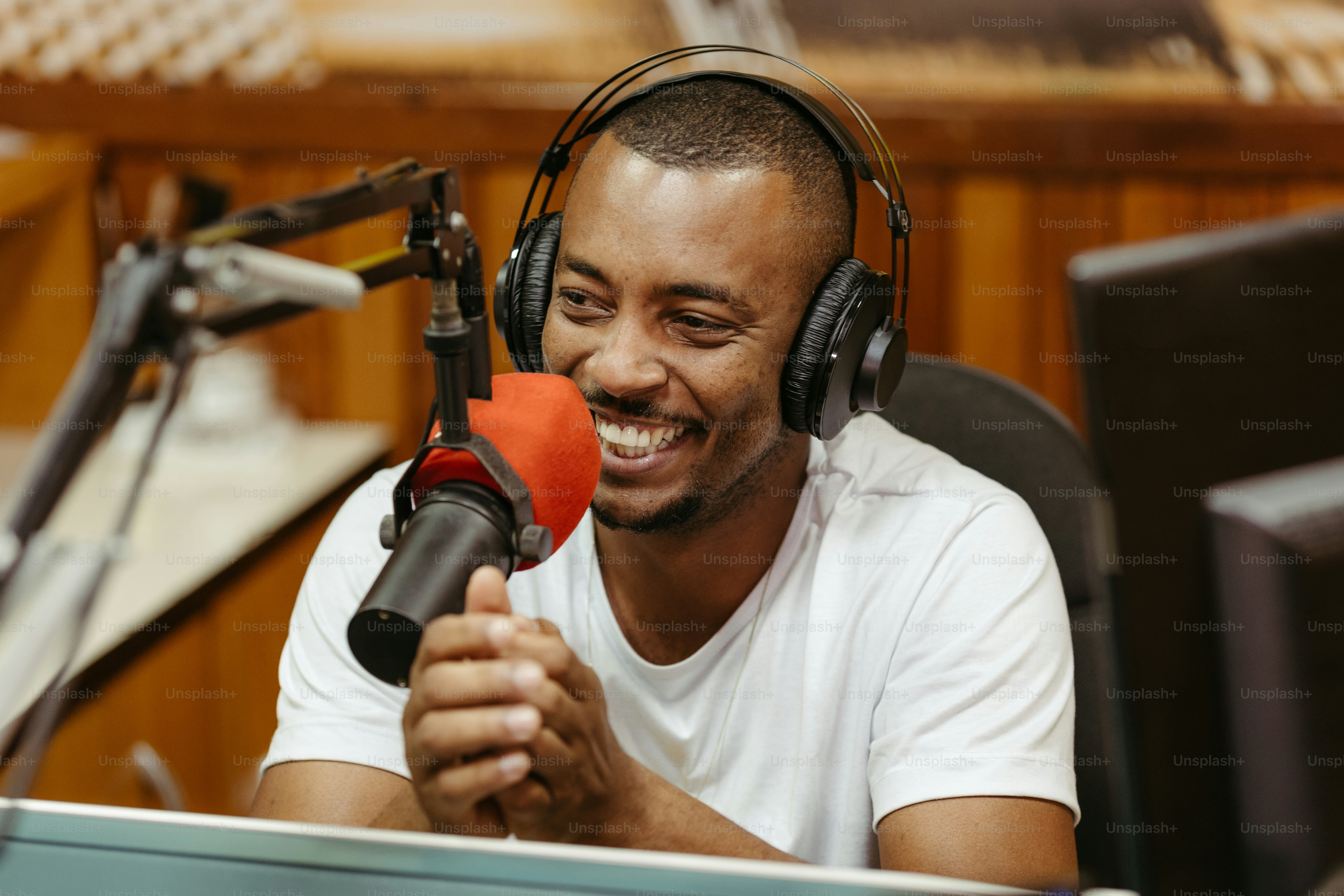 Un homme avec des écouteurs assis devant un microphone photo – Image de  Communication sur Unsplash, image size:3000x2000
