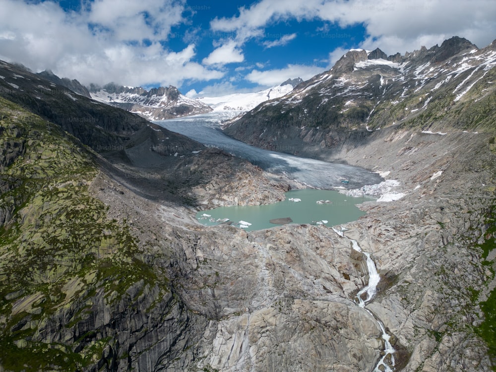 una vista di un lago di montagna circondato da montagne