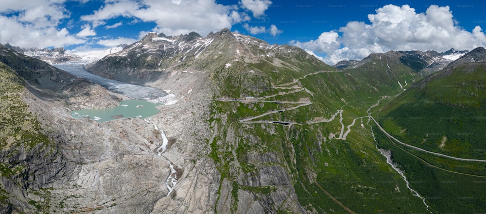 Una vista aérea de una cadena montañosa con un lago en el medio