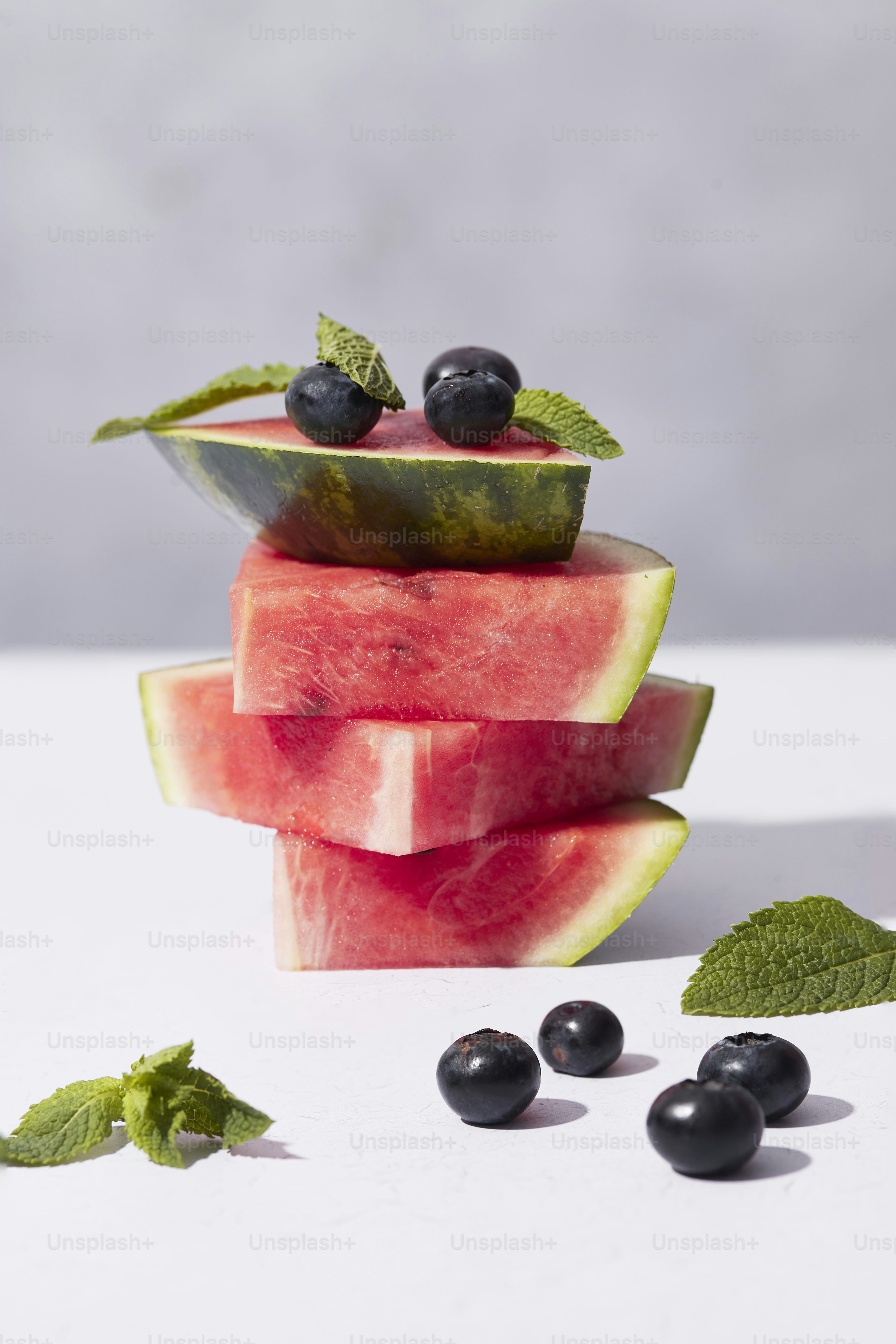 ein Haufen Wassermelonenscheiben und schwarze Oliven
