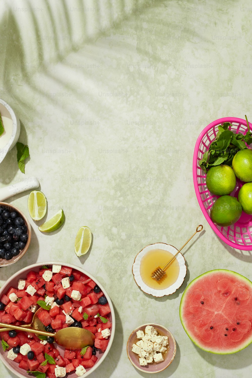 uma mesa coberta com tigelas de frutas e pratos de comida