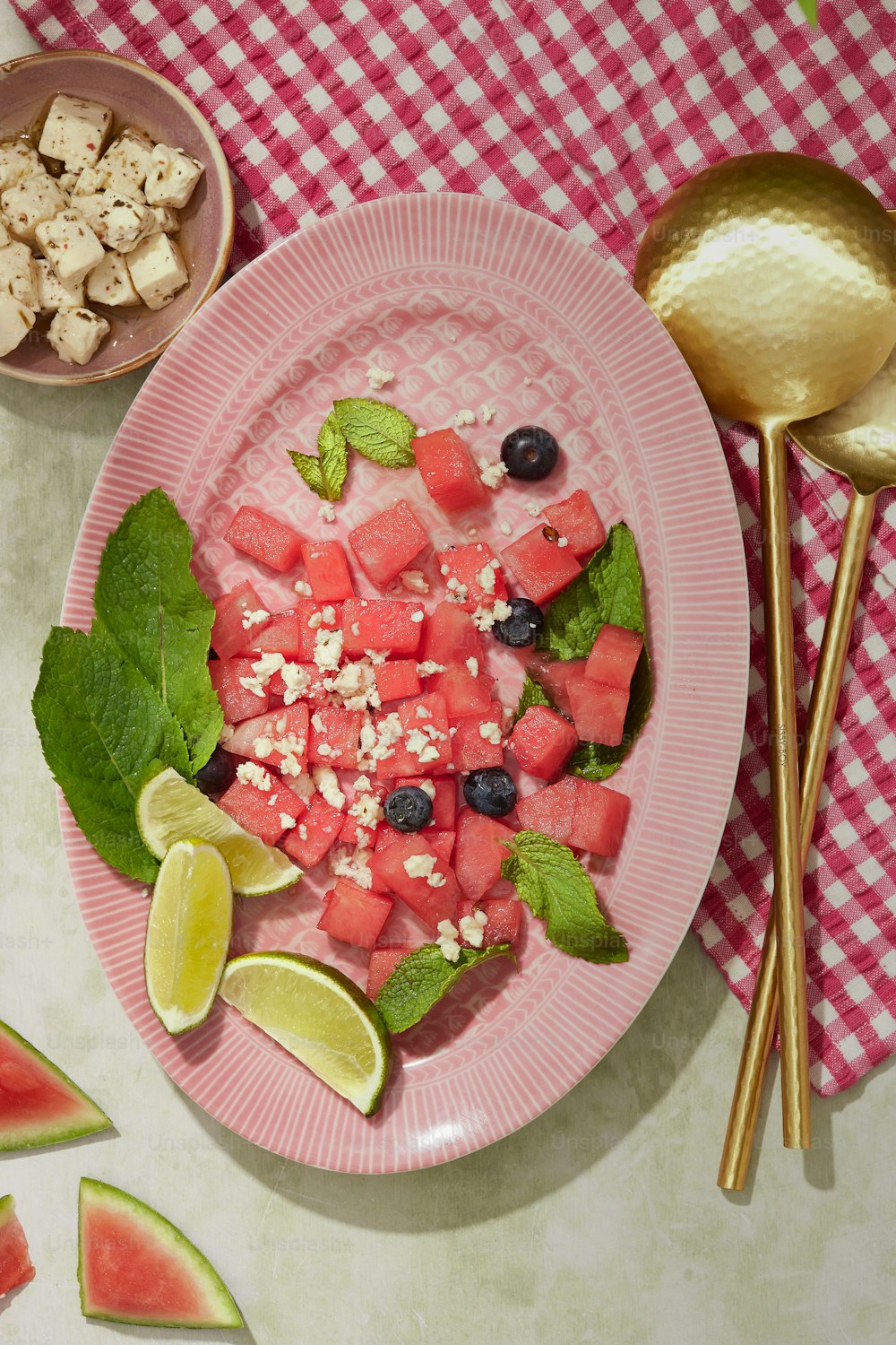 ein Teller mit Wassermelonen-, Gurken- und Minzsalat