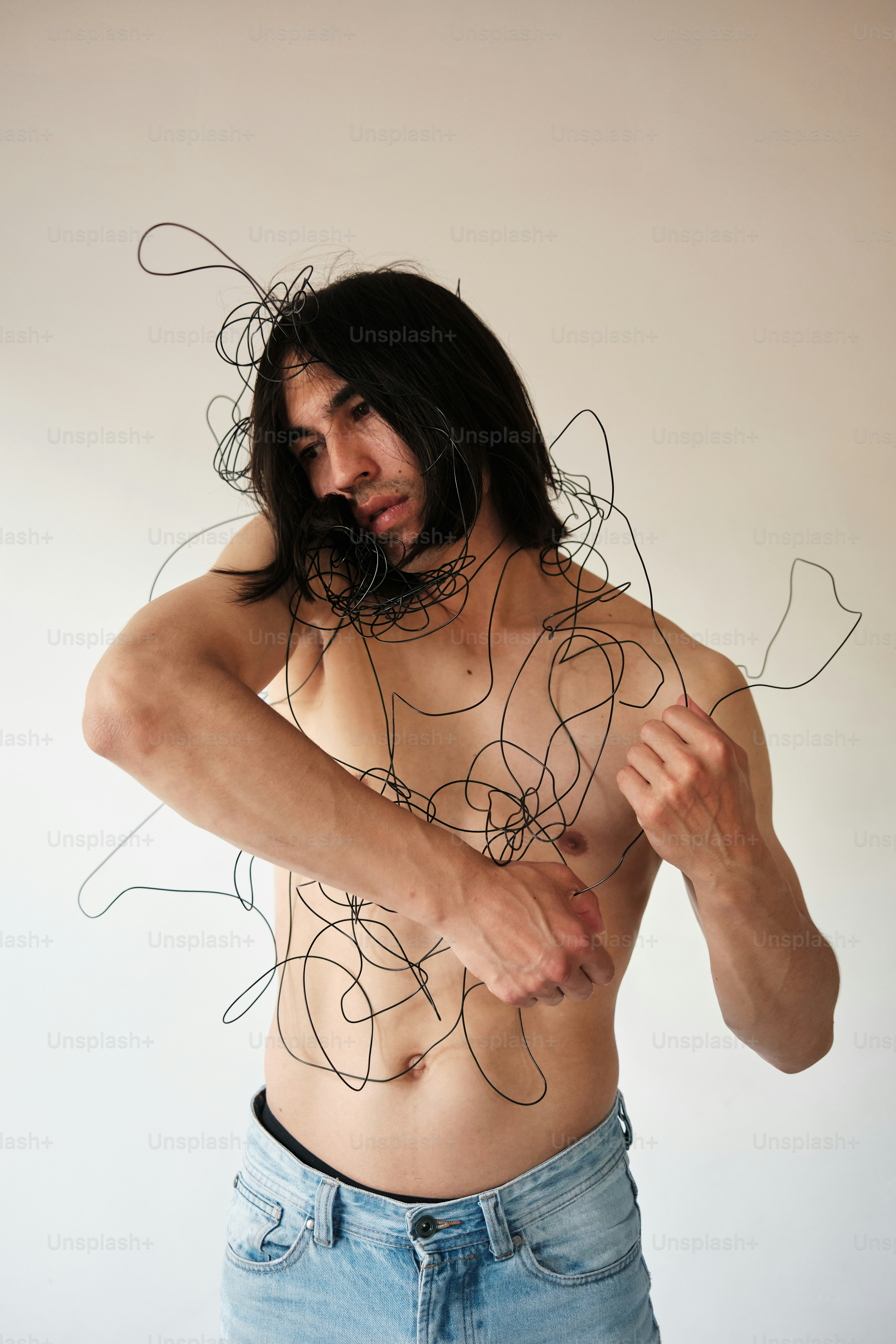 ein Mann mit langen Haaren und ohne Hemd