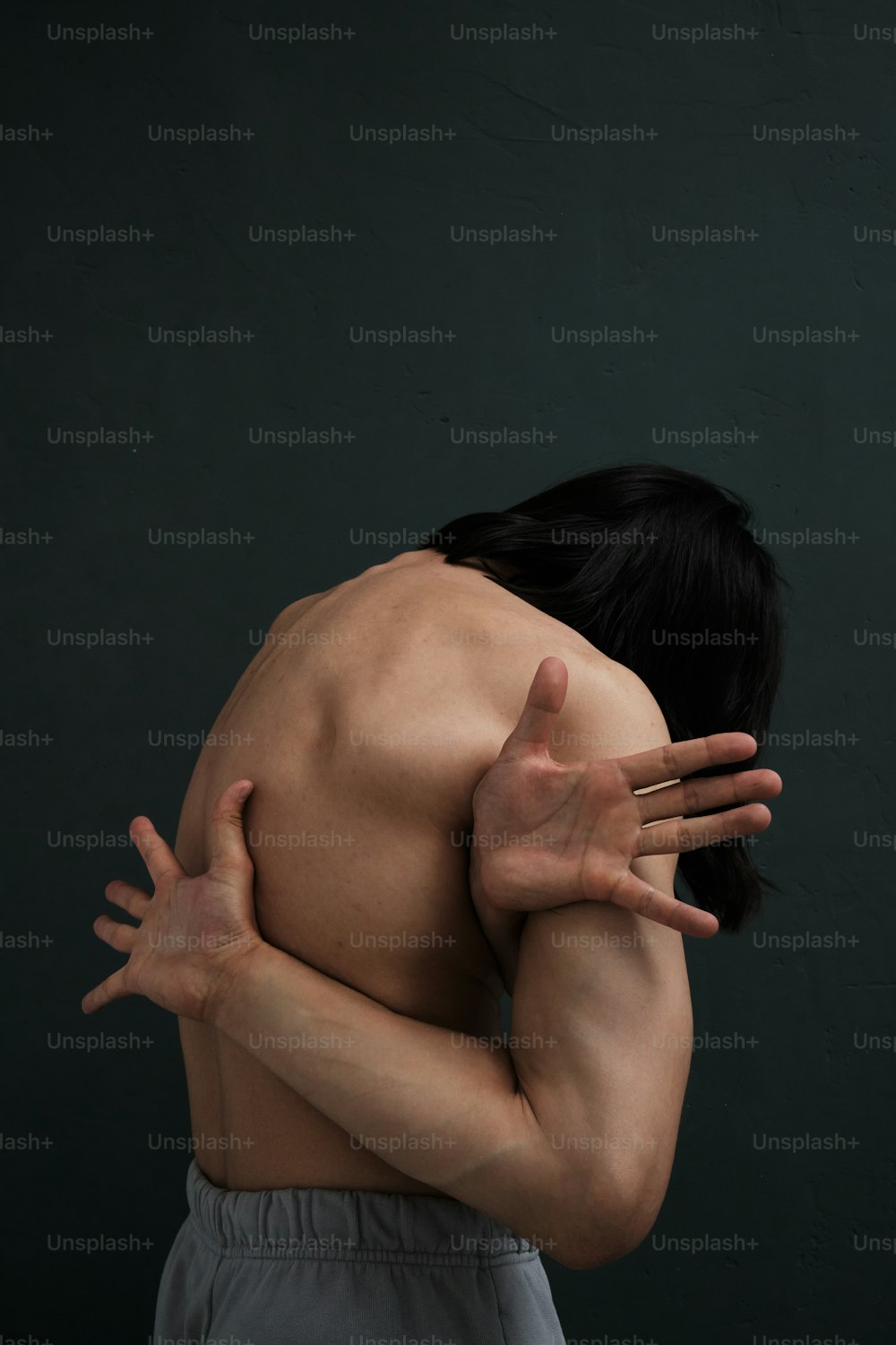 um homem com as mãos no peito