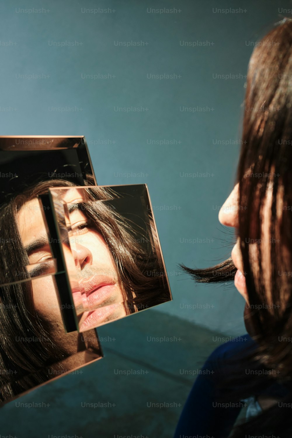 Una mujer sosteniendo una foto de sí misma frente a su cara
