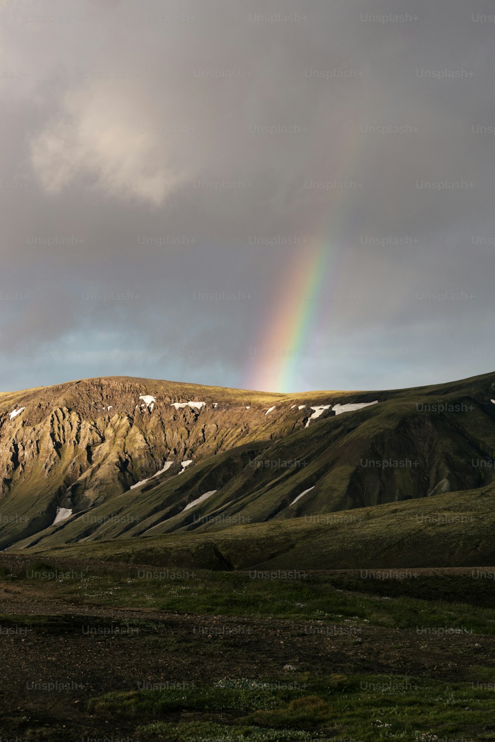 Un arcobaleno nel cielo sopra una catena montuosa