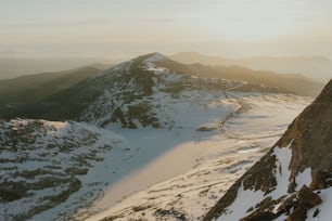 雪に覆われた山の上に立つ男