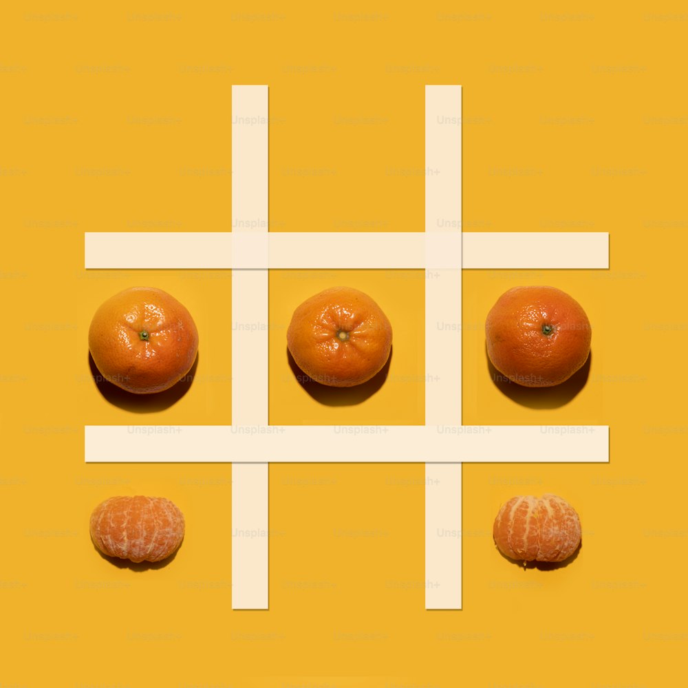 Un grupo de naranjas sentadas encima de una superficie amarilla