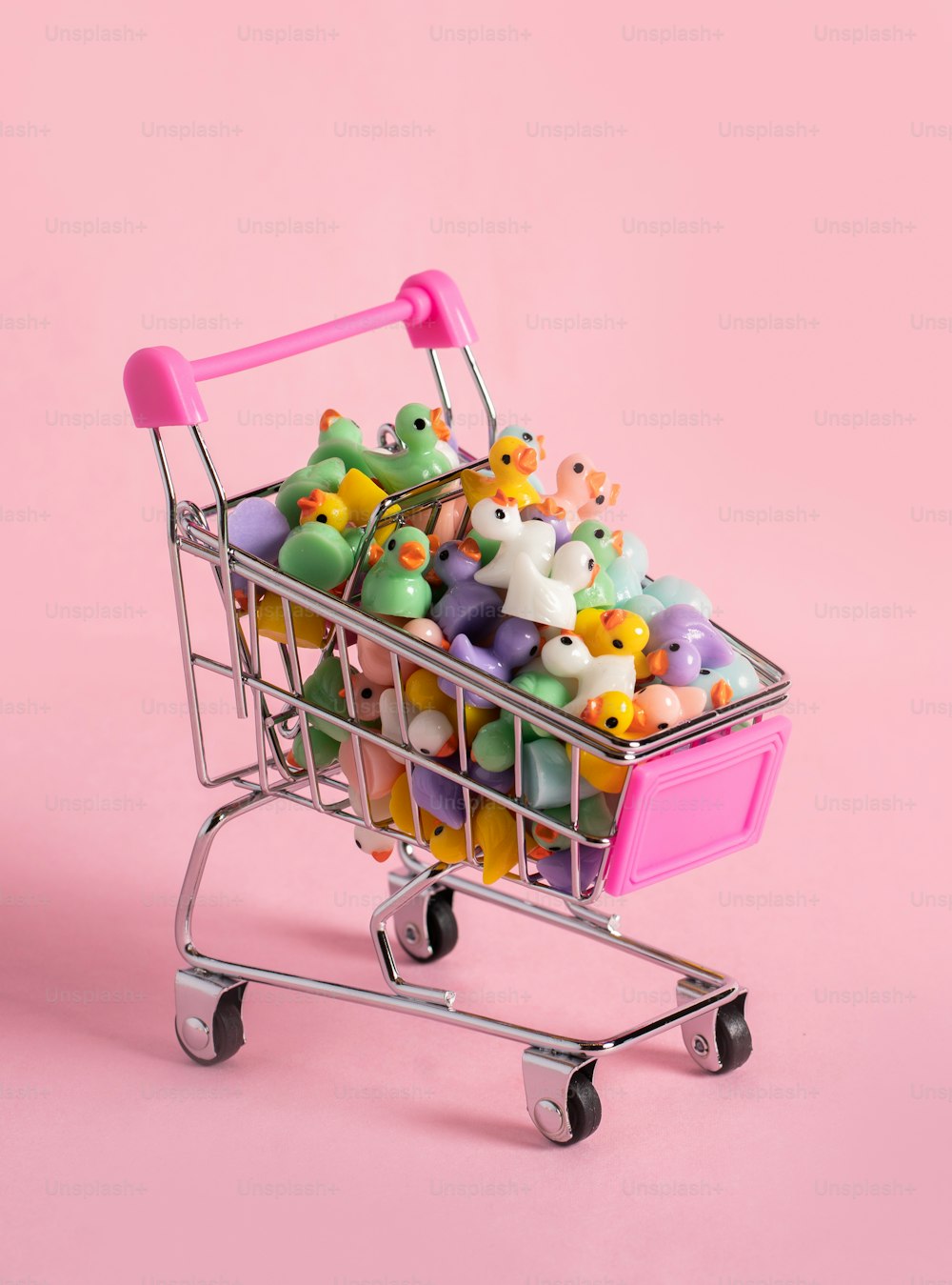 Un carrito de compras lleno de muchos juguetes pequeños