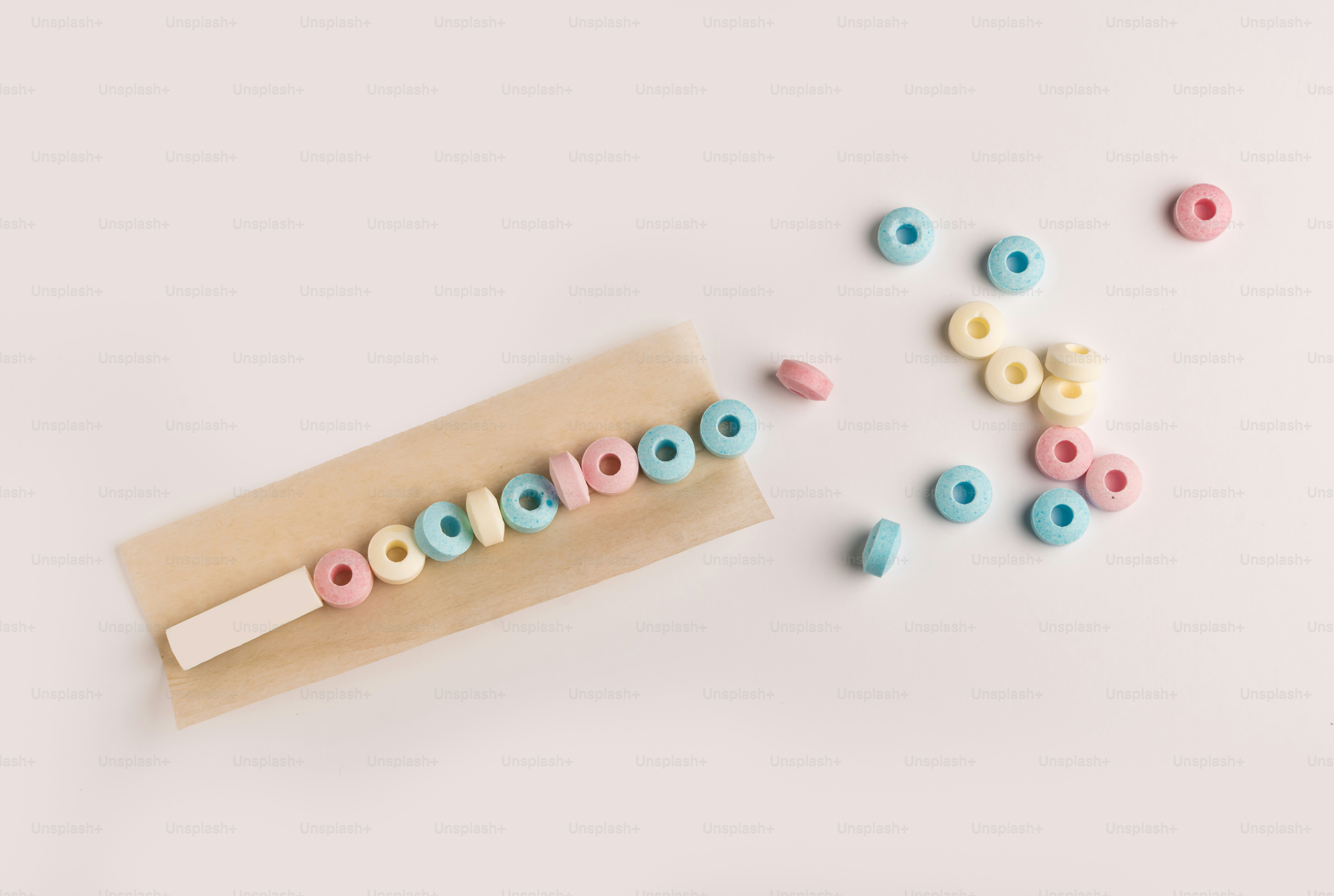 ein Paar Holzperlen, die neben einem Blatt Papier sitzen