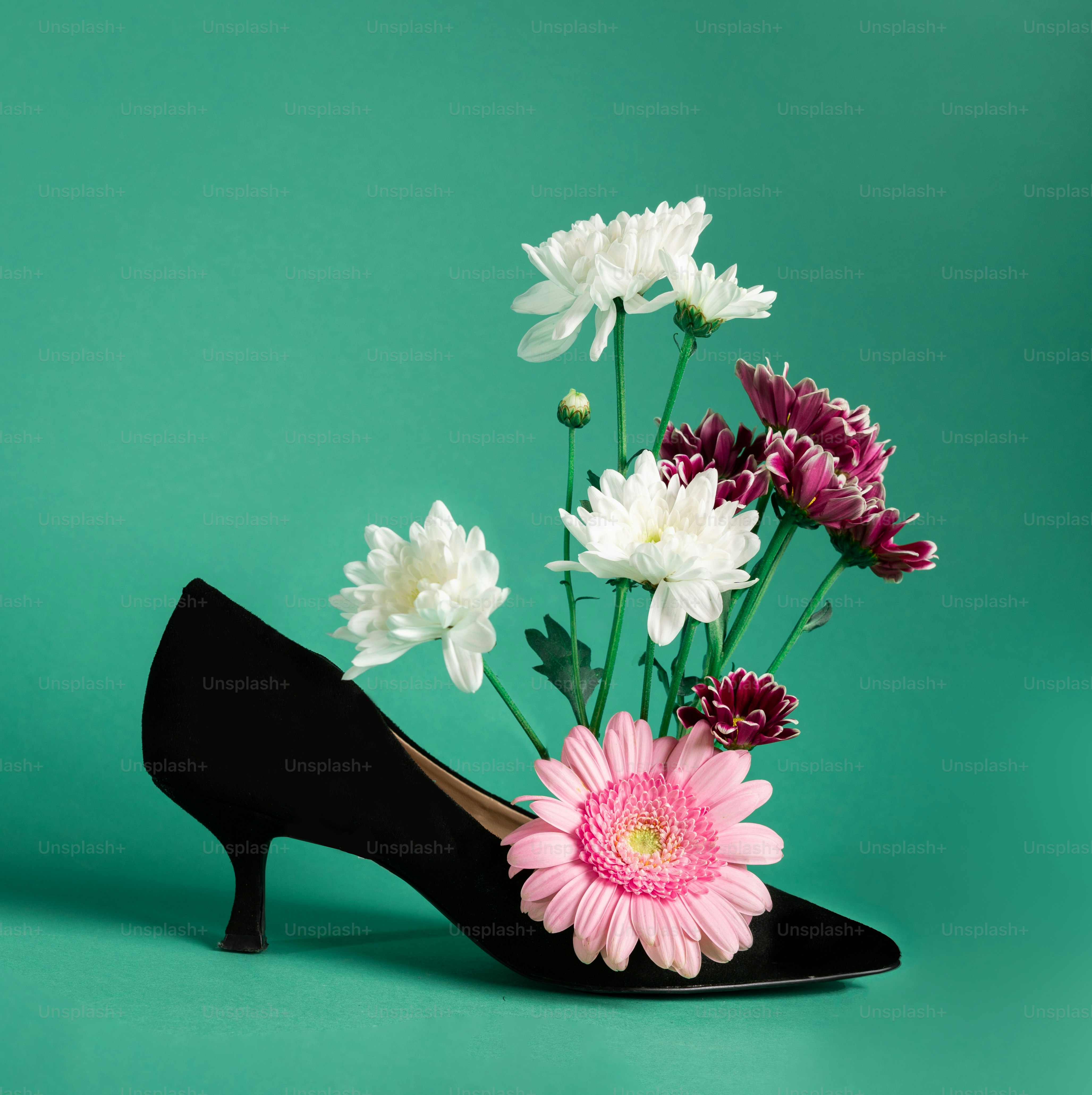 ein Paar schwarze High Heels mit Blumen darin