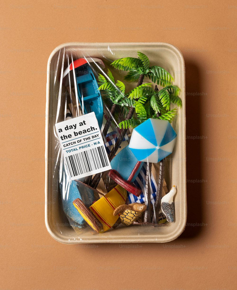 ein Plastikbehälter, gefüllt mit vielen verschiedenen Gegenständen