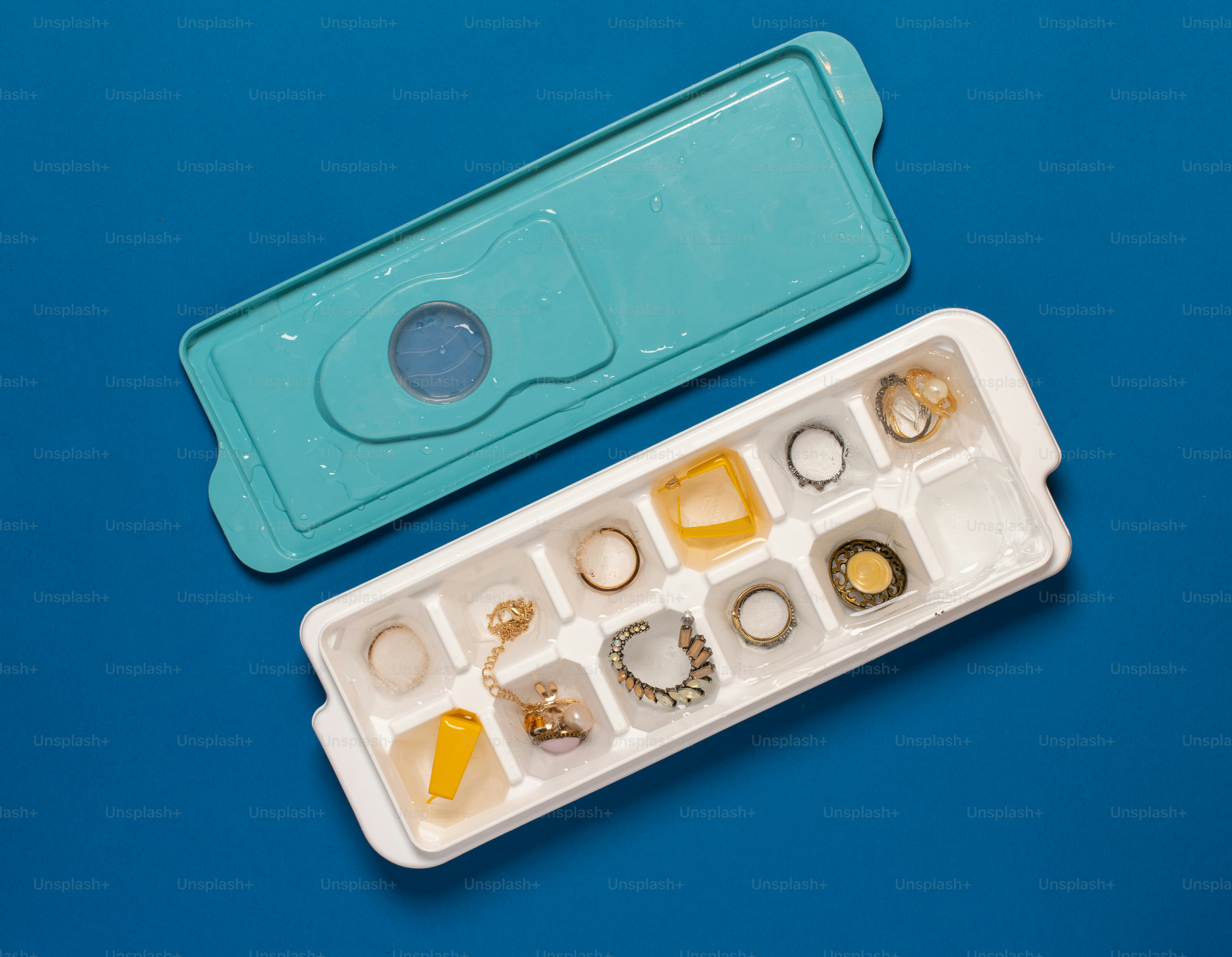 zwei Tabletts mit Schmuck auf blauer Fläche