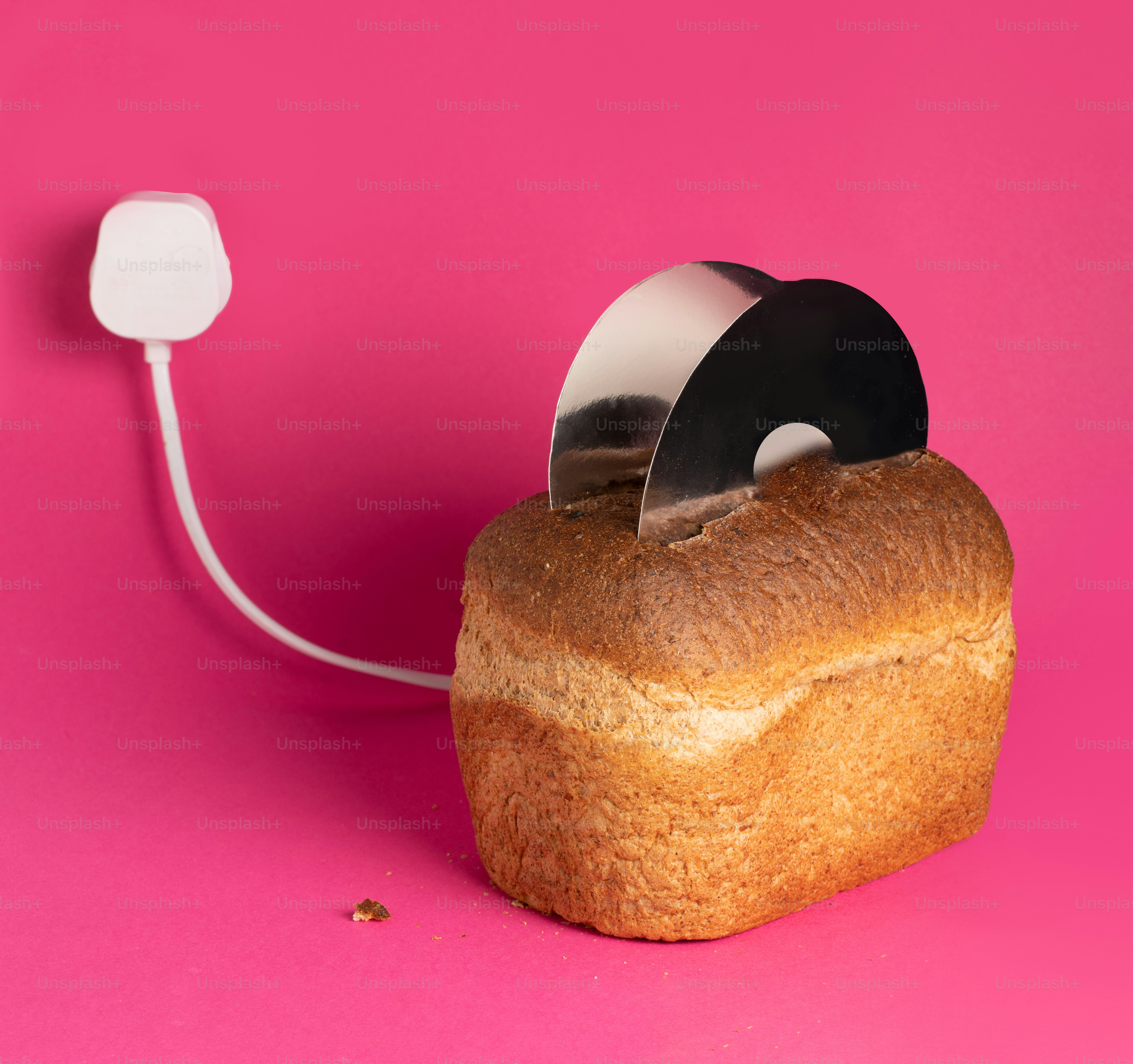 ein Stück Brot, aus dem ein Messer herausragt