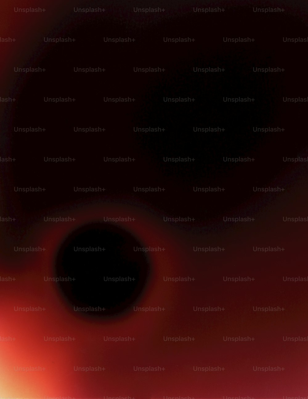 빨간색 배경 중간에 있는 블랙홀