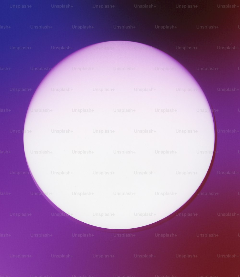Un primo piano di una palla bianca su uno sfondo viola