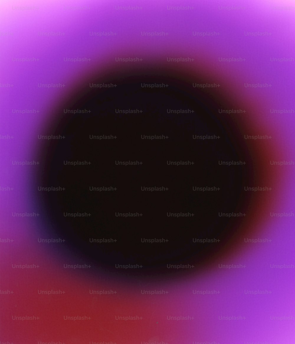 uma imagem desfocada de um círculo preto com um centro vermelho