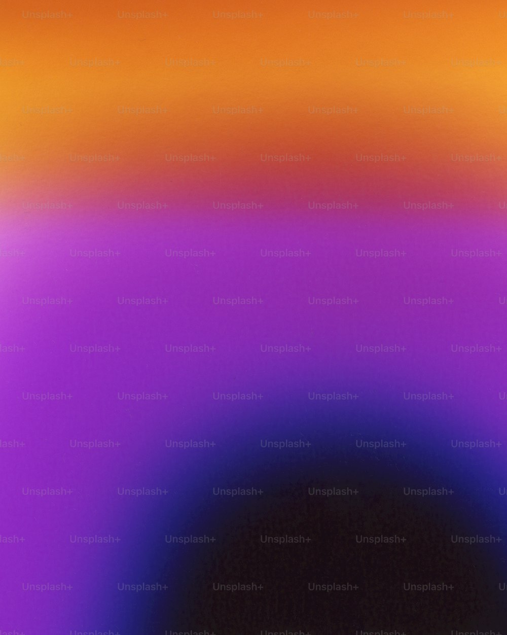 보라색과 주황색 중간에 있는 블랙홀의 흐릿한 이미지