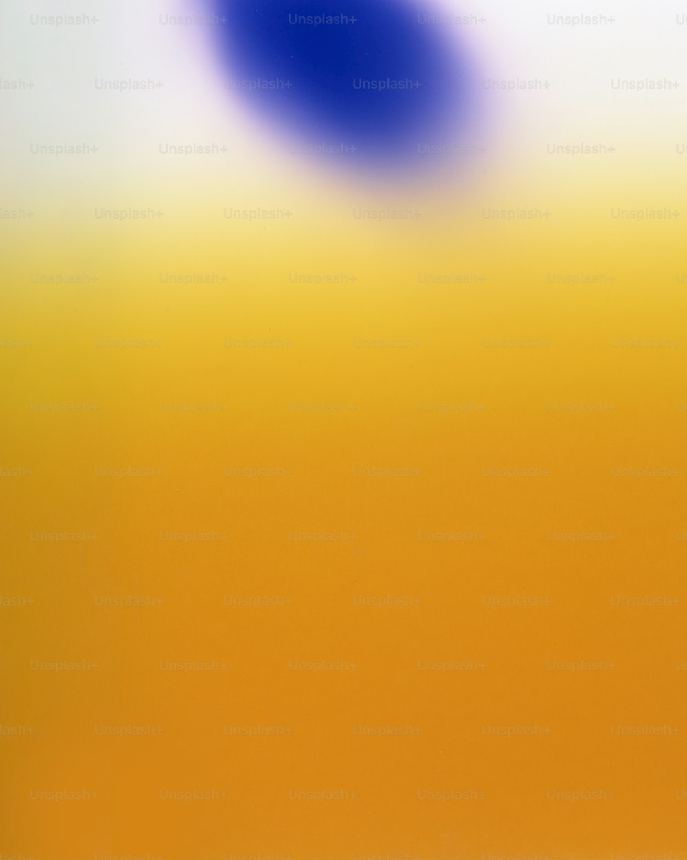 ein verschwommenes Bild eines gelben und blauen Hintergrunds