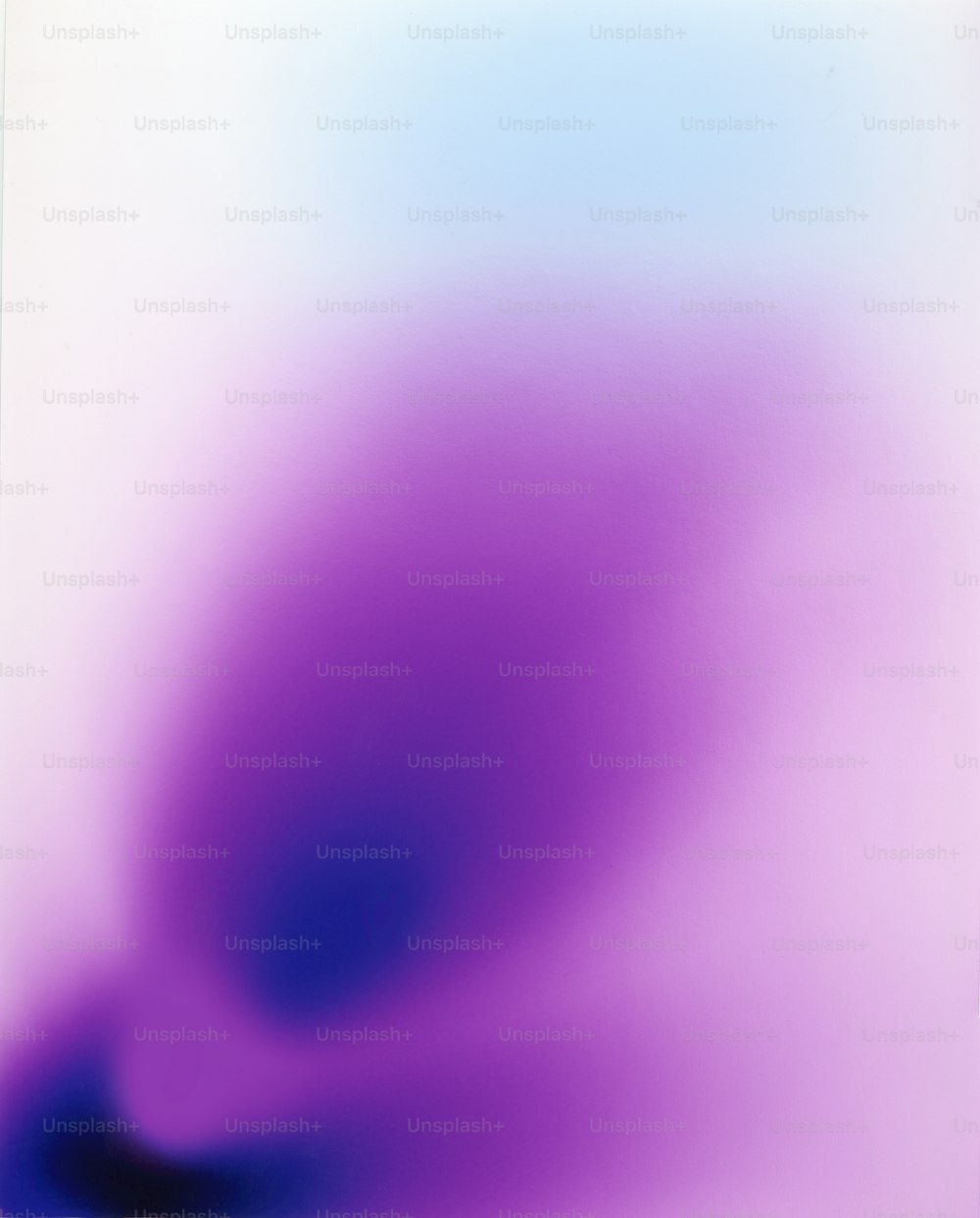 Un'immagine sfocata di uno sfondo blu e viola