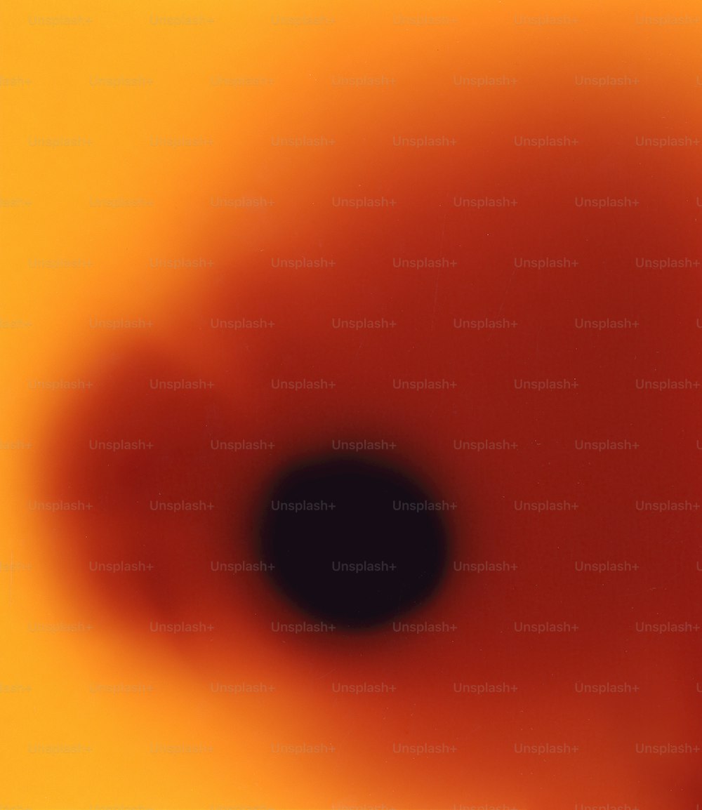 Un agujero negro en medio de un fondo amarillo