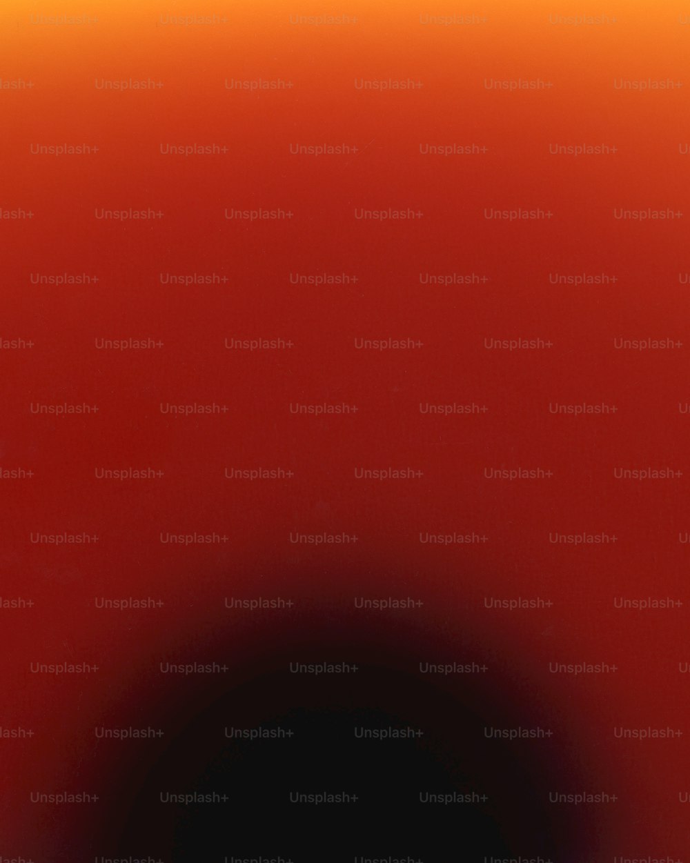ein orangefarbener und schwarzer Hintergrund mit einem schwarzen Kreis