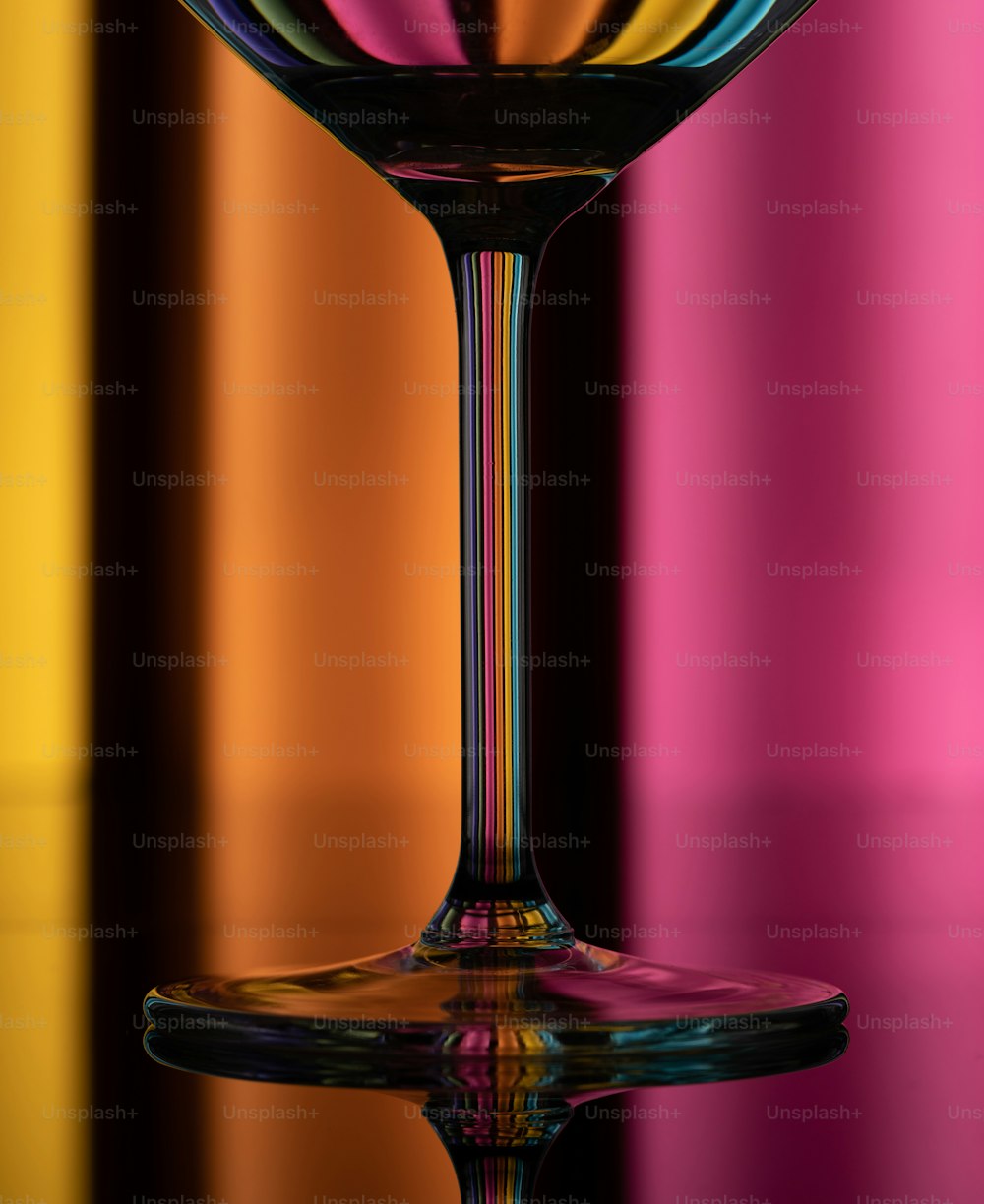 ein Weinglas, das auf einem Tisch sitzt