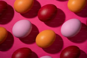 분홍색 표면에 나란히 앉아 있는 달걀 그룹