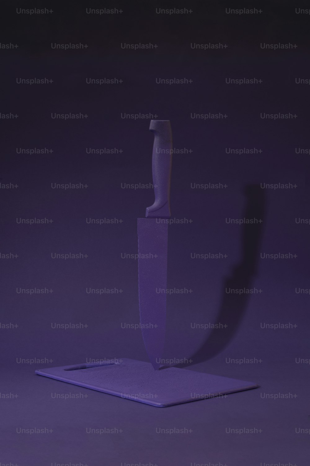 Un coltello viola su uno sfondo viola