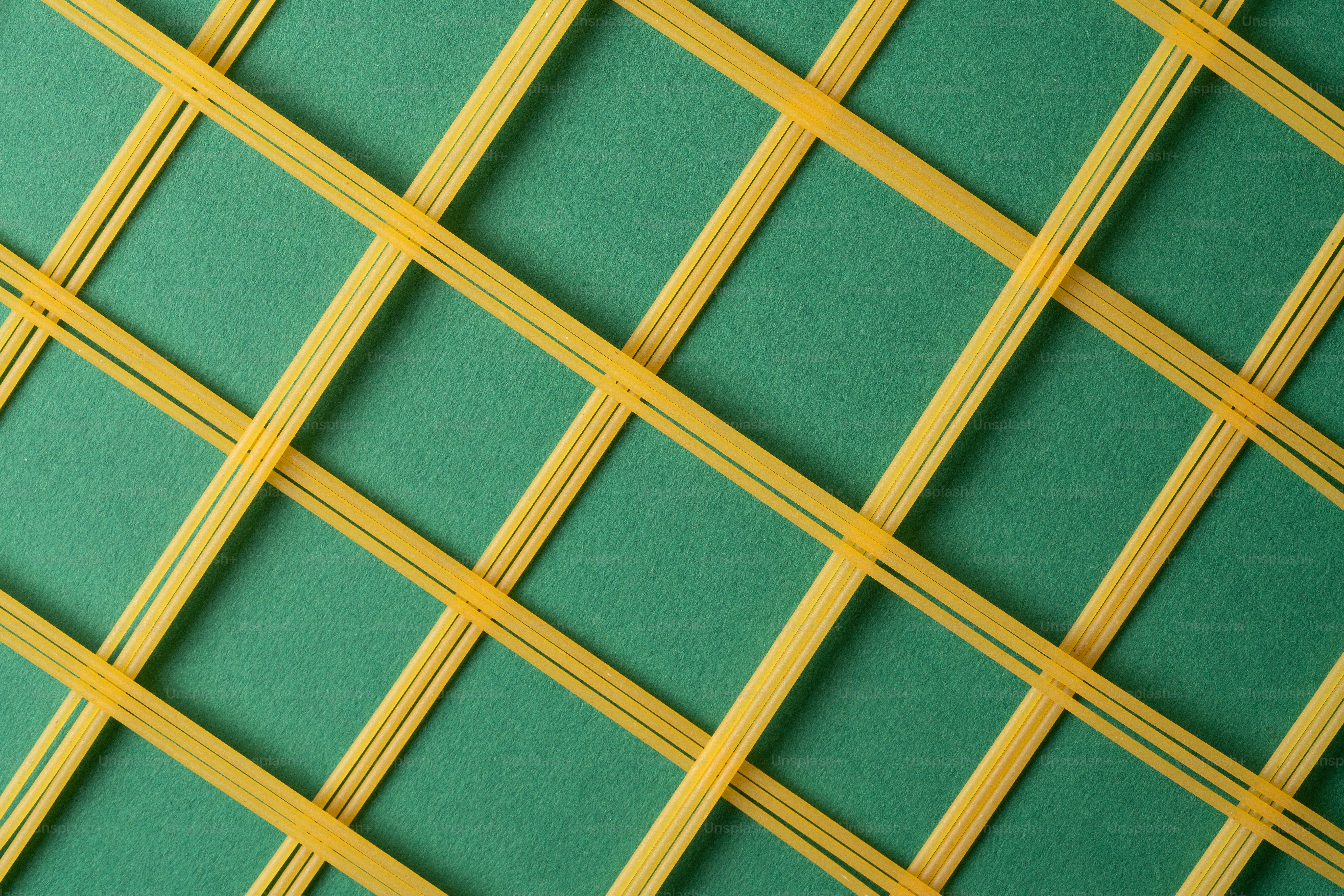 Nahaufnahme einer grün-gelben Wand