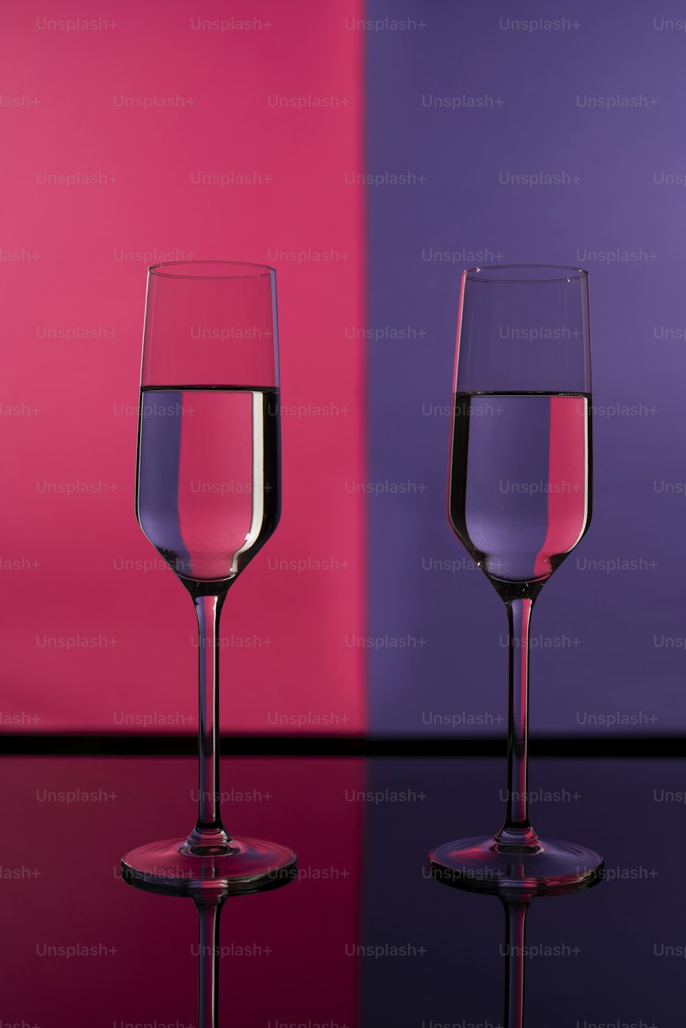 um par de taças de vinho sentado em cima de uma mesa