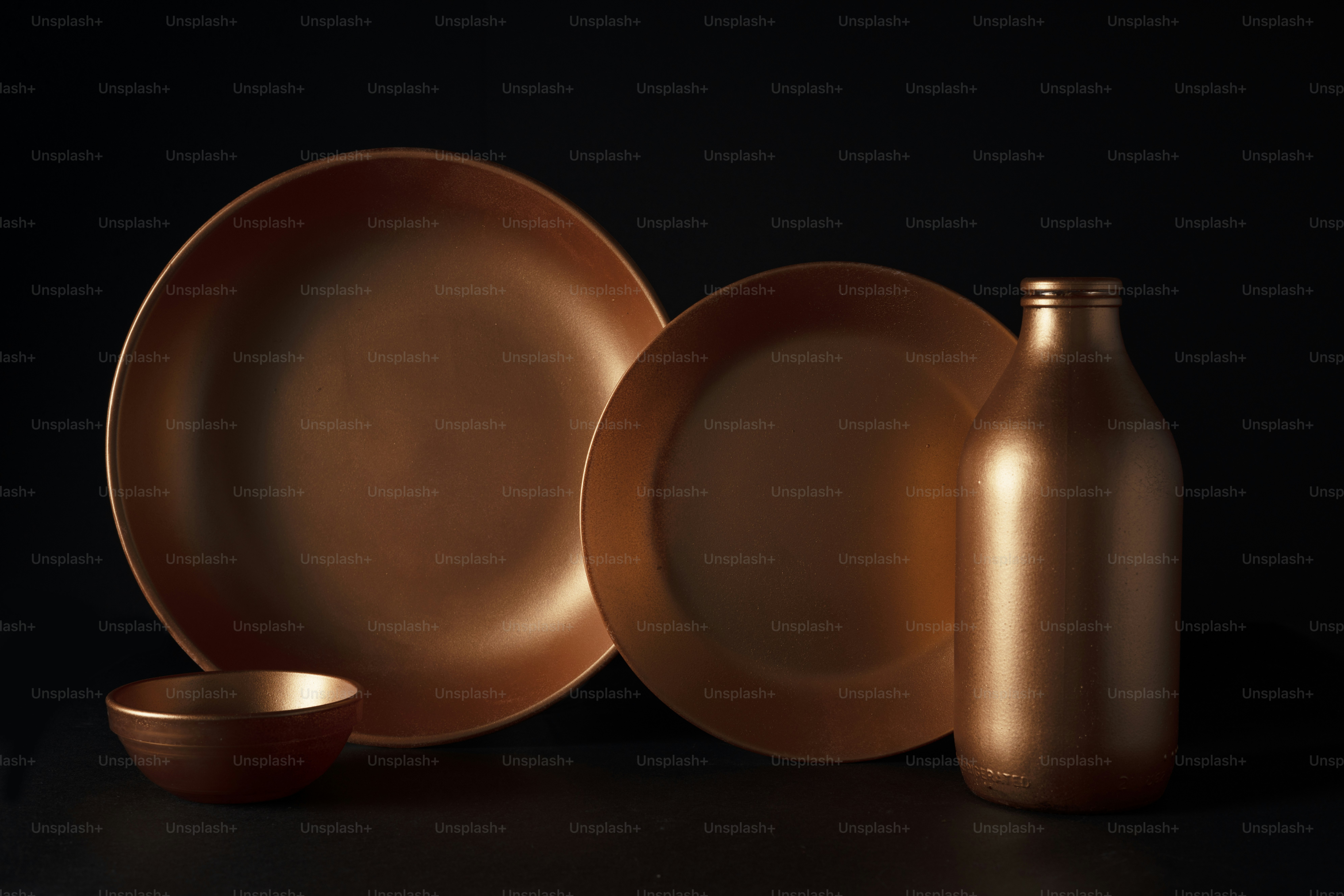 ein Set braunes Geschirr und eine Flasche