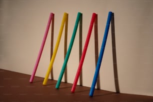 una fila di cannucce colorate