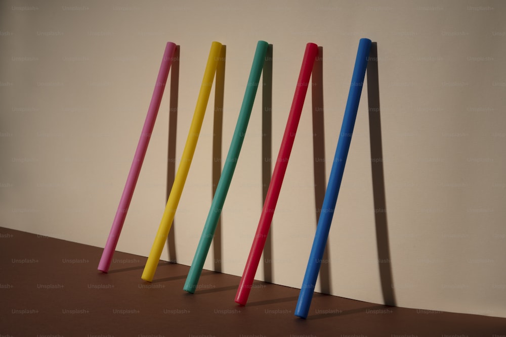 Una hilera de coloridos cepillos de dientes sentados encima de una mesa