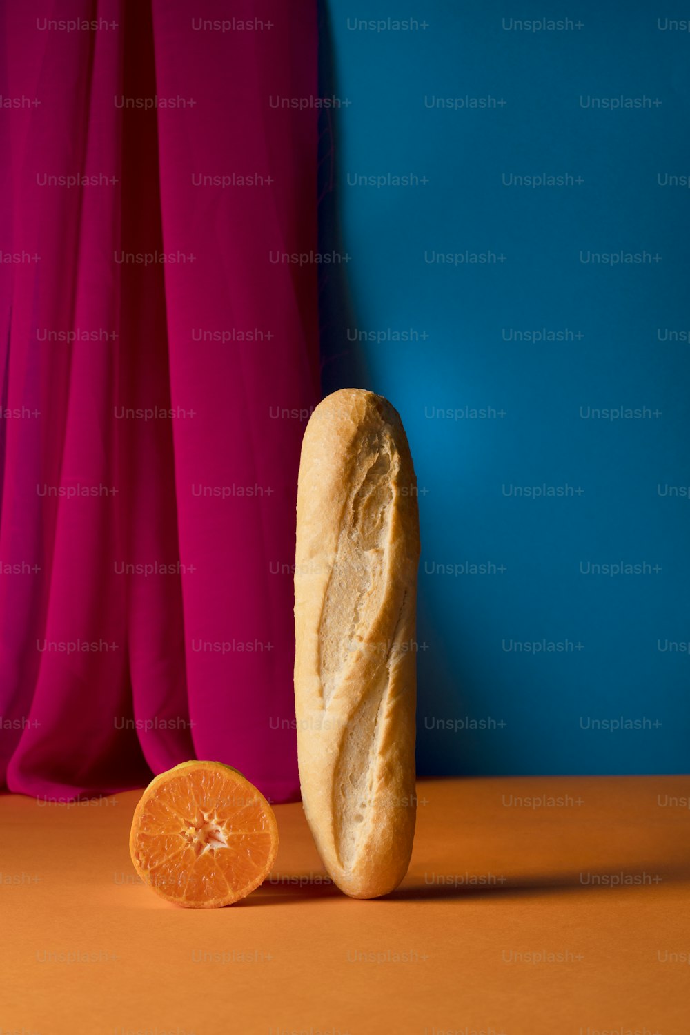 ein Laib Brot, der neben einer Orangenscheibe sitzt
