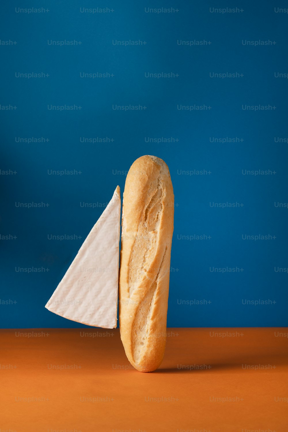 테이블 위에 놓인 빵 한 덩어리