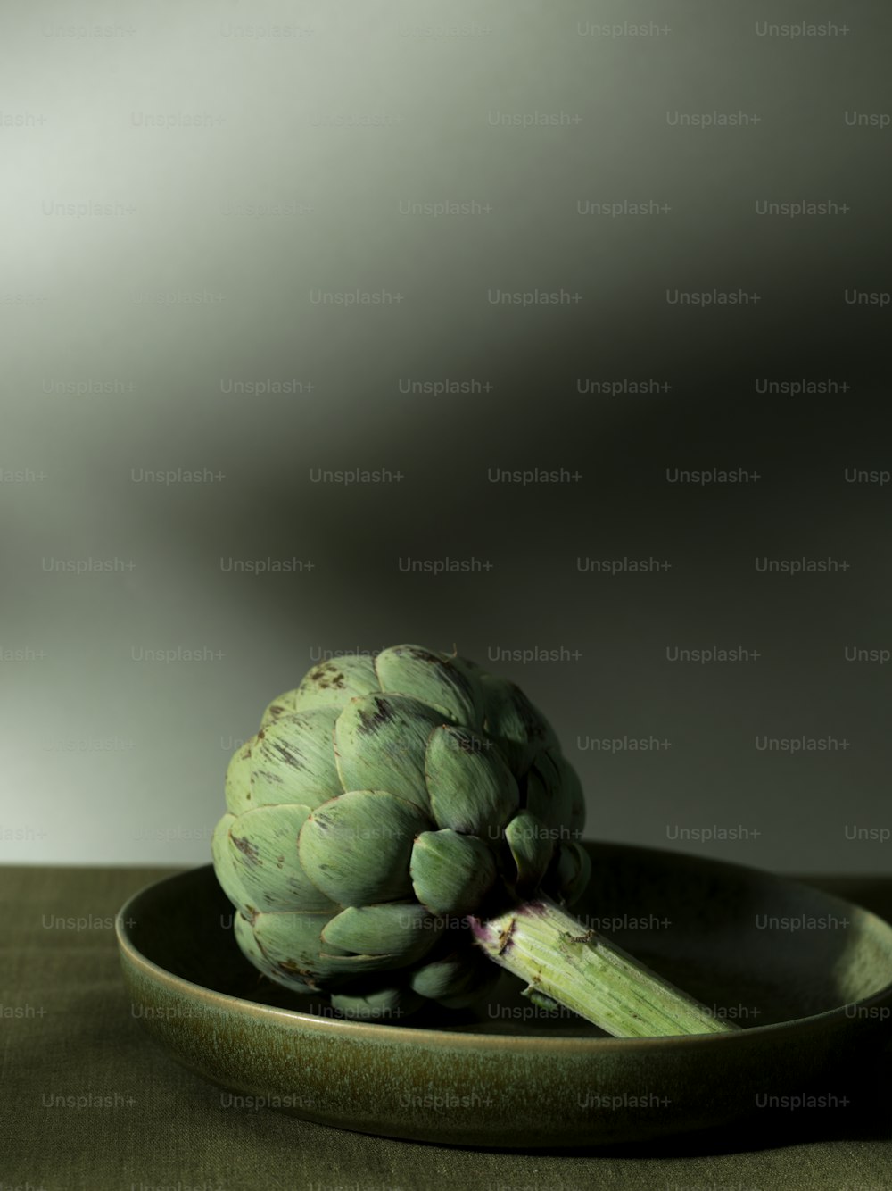 una alcachofa en un bol sobre una mesa